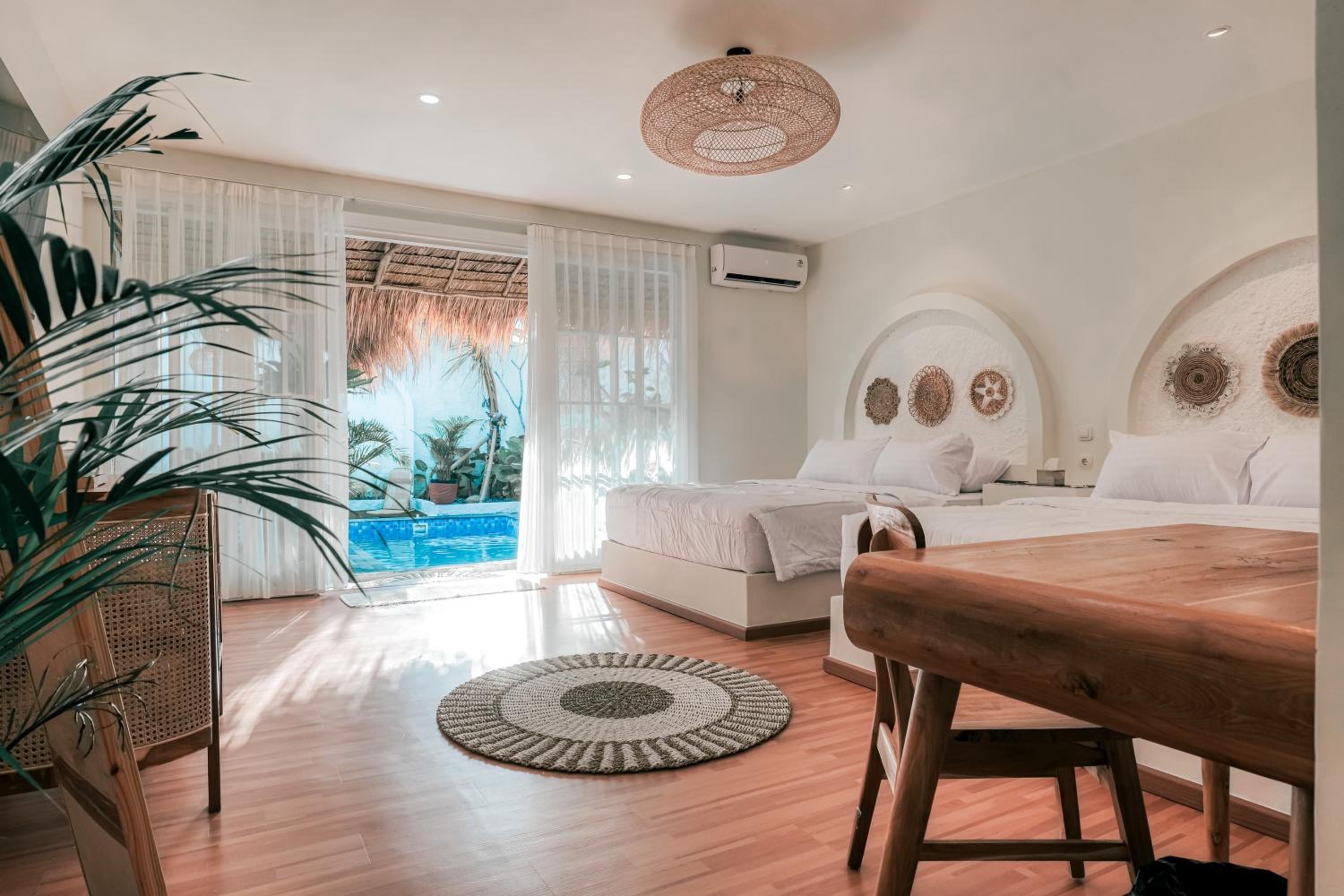 Queen Suite with Pool View