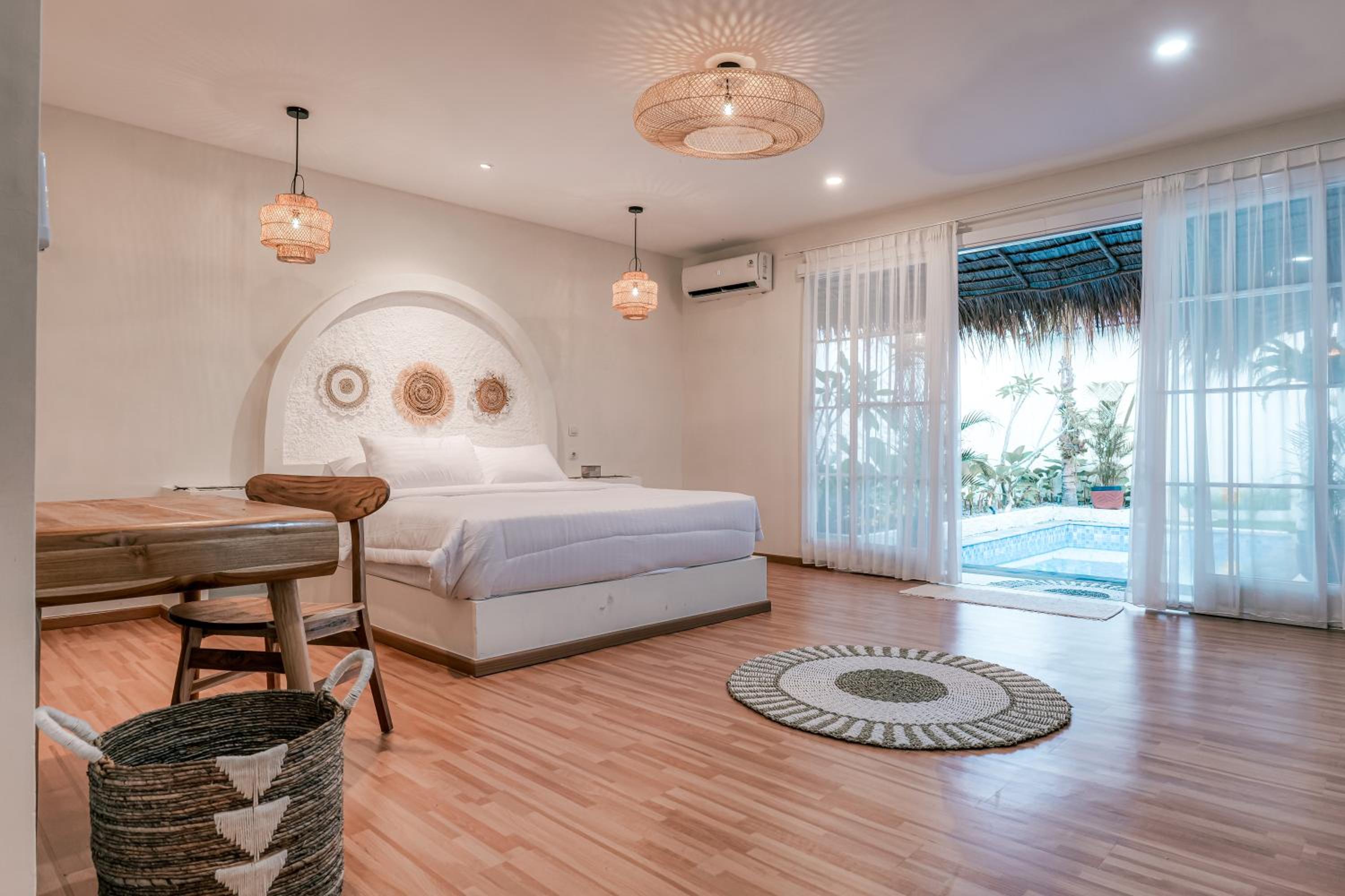 King Suite with Pool View