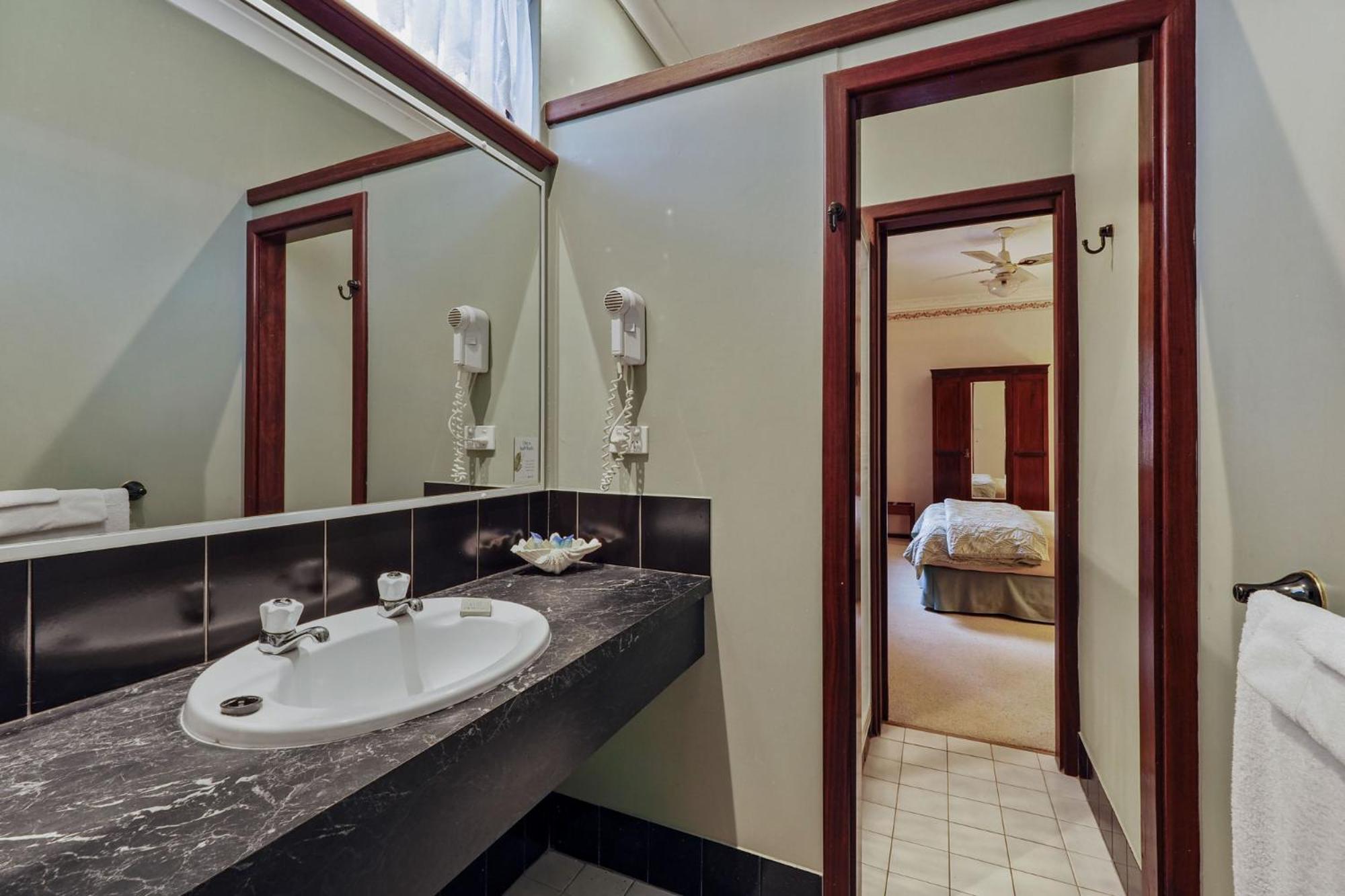 Queen Room photo 2