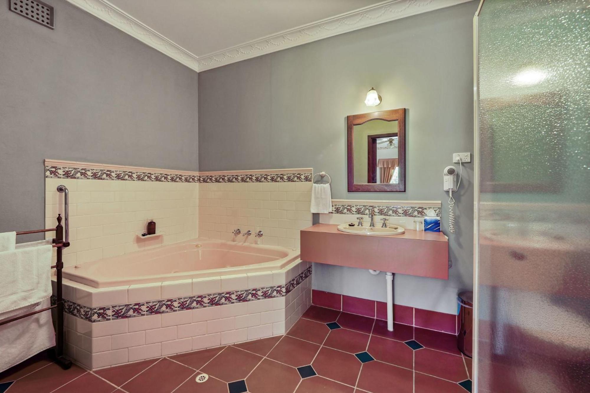 Queen Room with Spa Bath photo 2