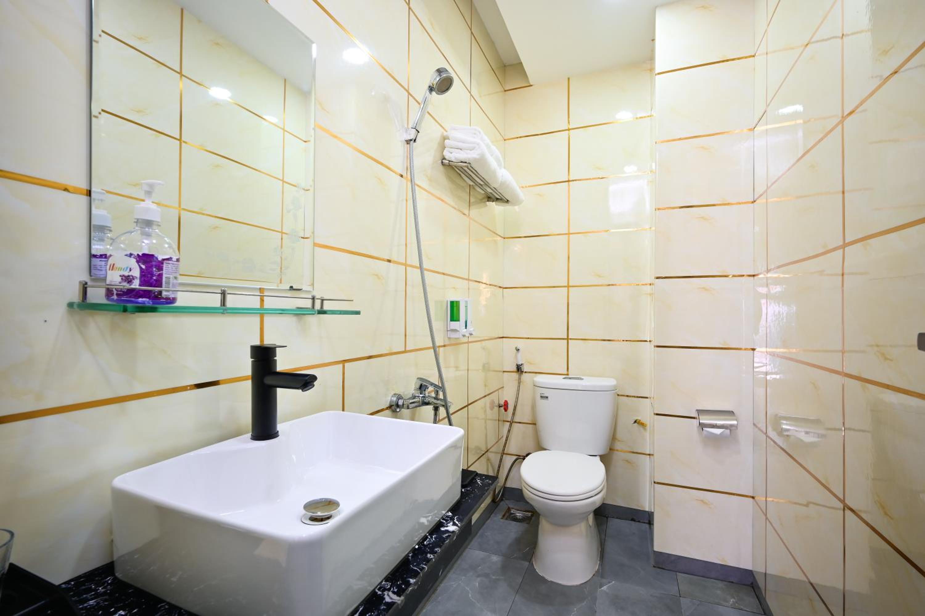 Quadruple Room with Balcony - Photo 14