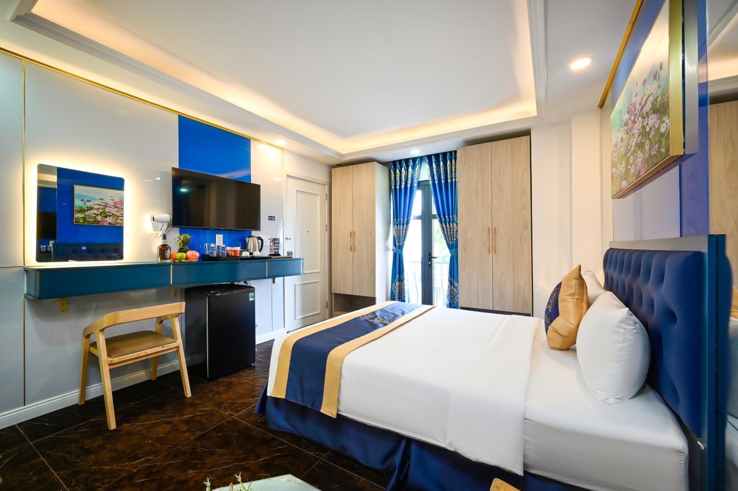 Quadruple Room with Balcony - Photo 27