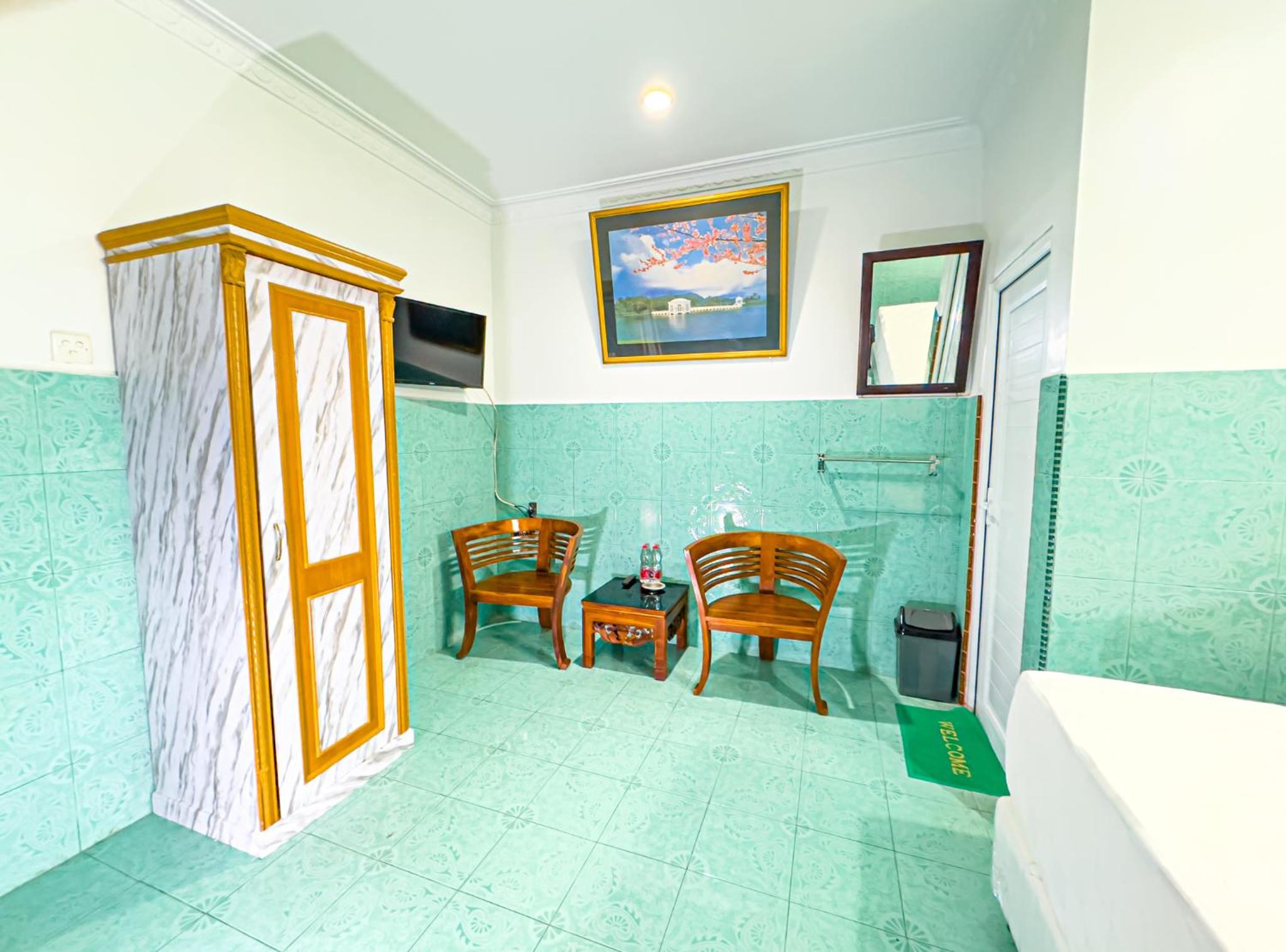 Superior Family Room photo 3