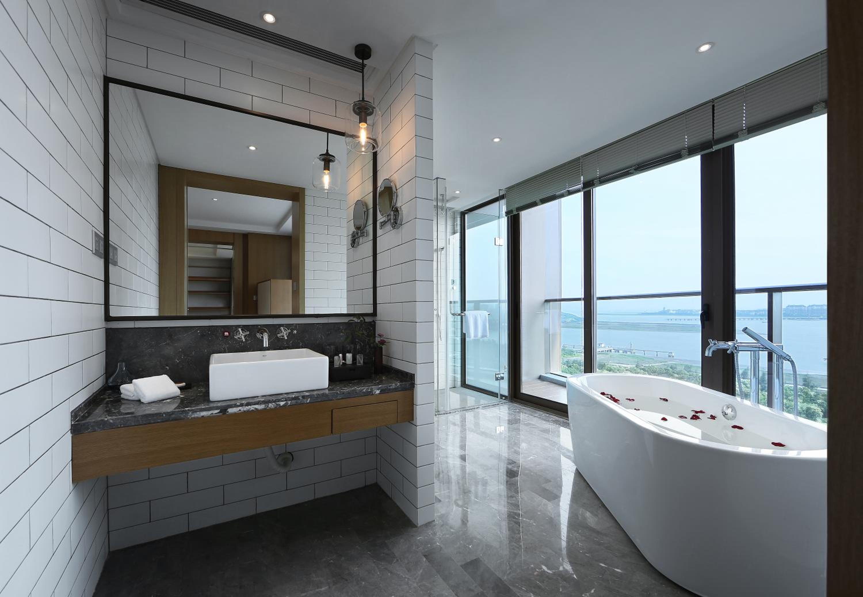 Deluxe Suite with Sea View photo 2
