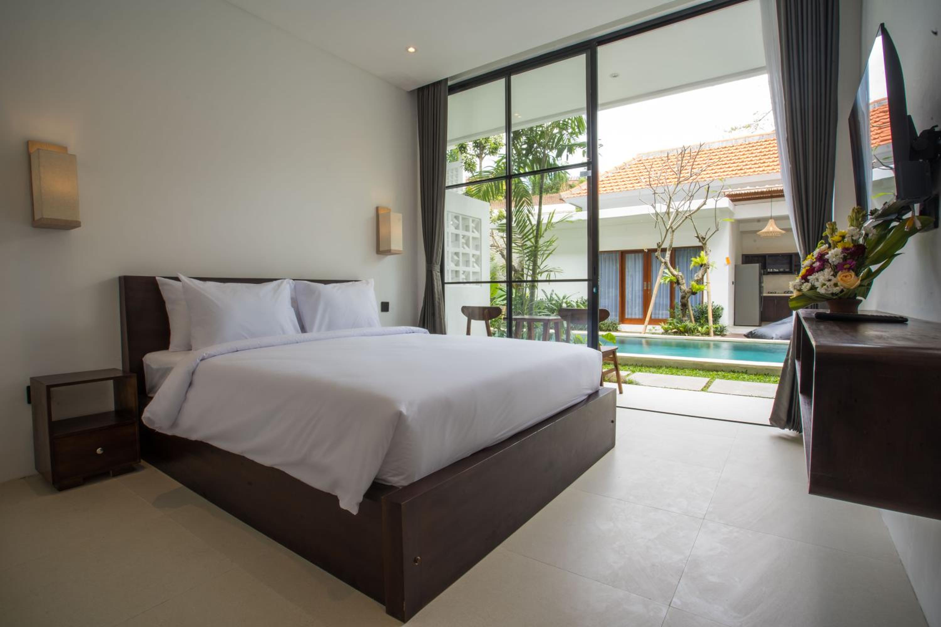 Deluxe Room with Pool View - Photo 1