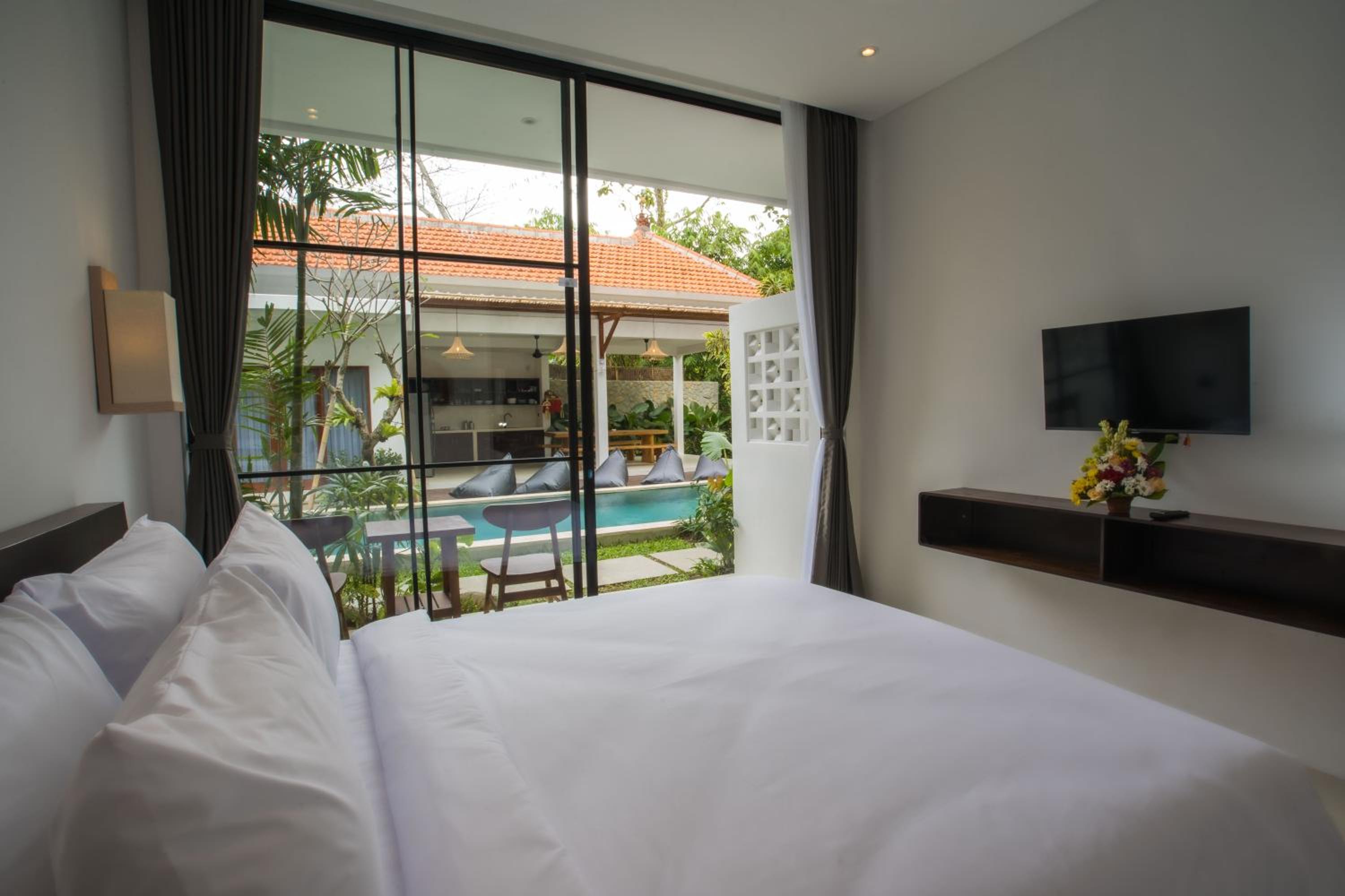 Deluxe Room with Pool View - Photo 13