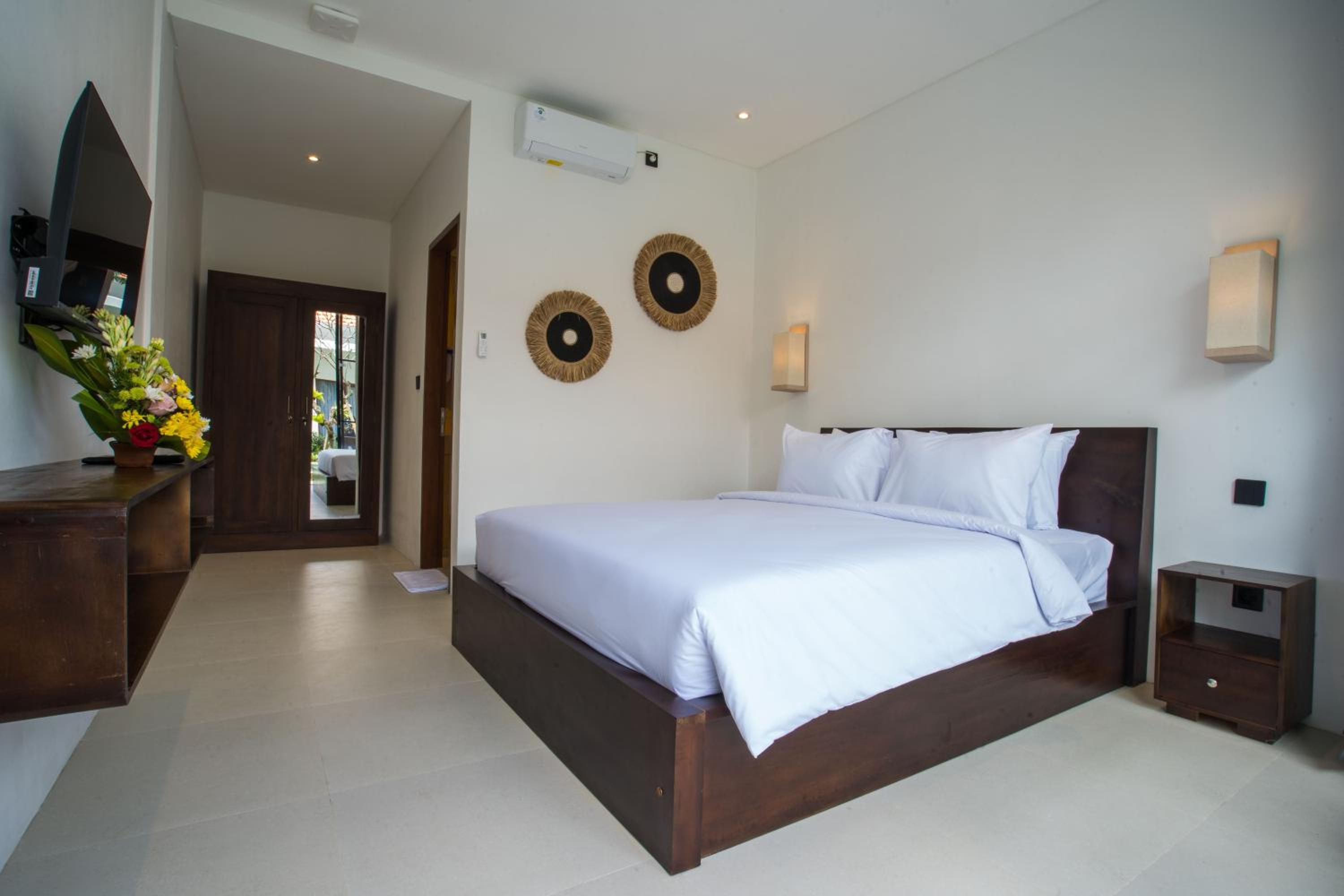 Deluxe Room with Pool View - Photo 4