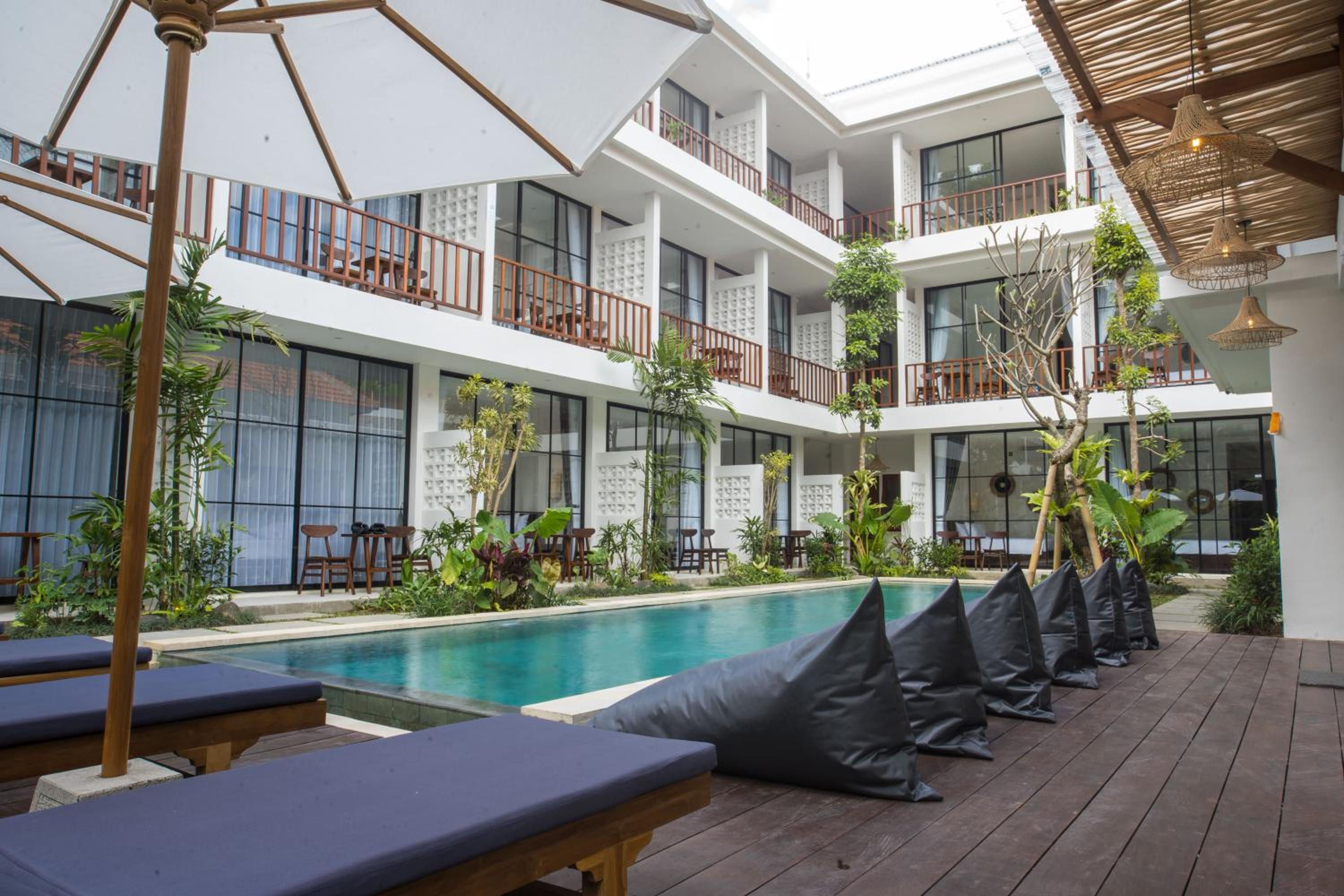Deluxe Room with Pool View - Photo 16