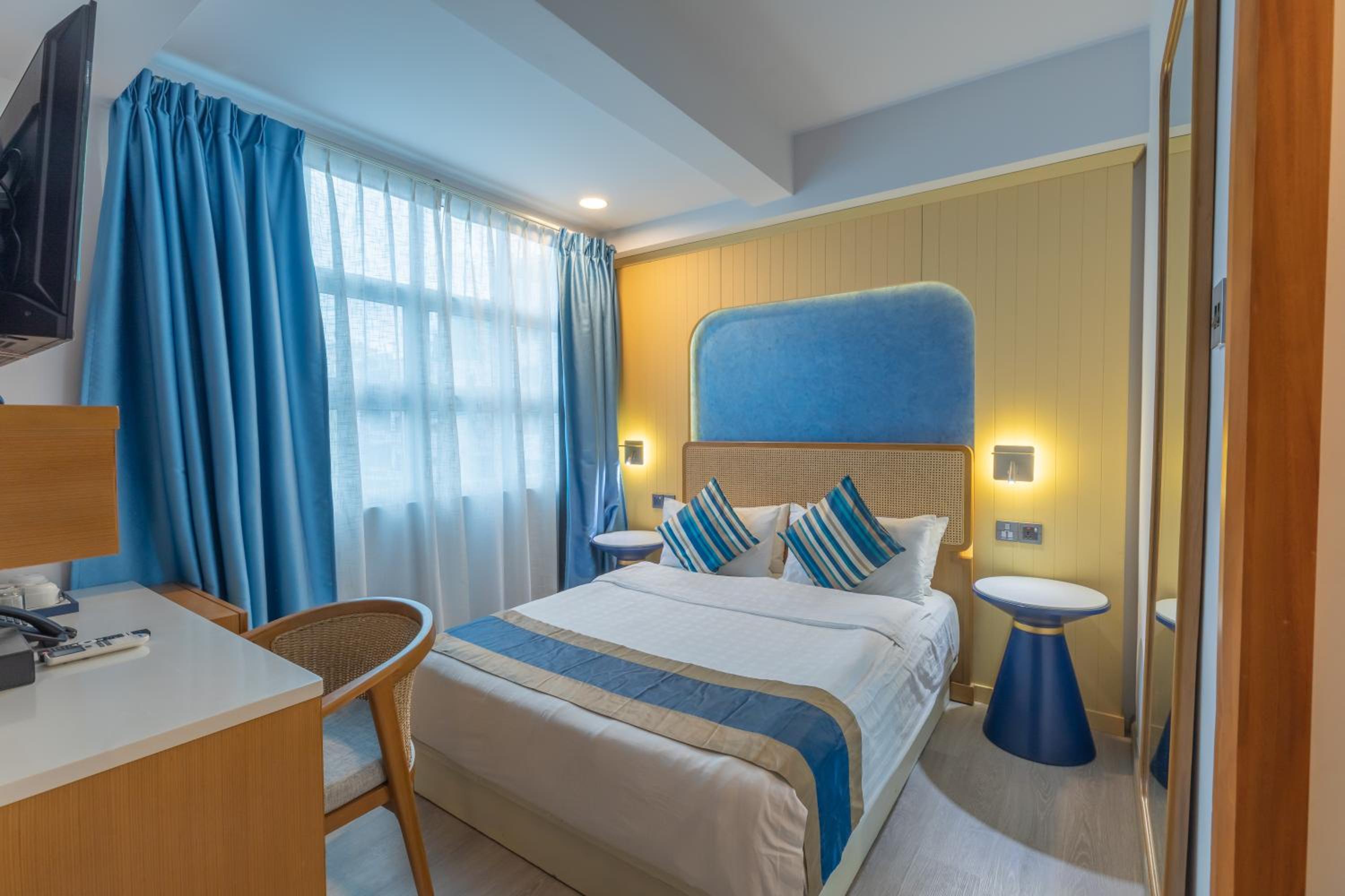Deluxe Suite with Sea View - Photo 5