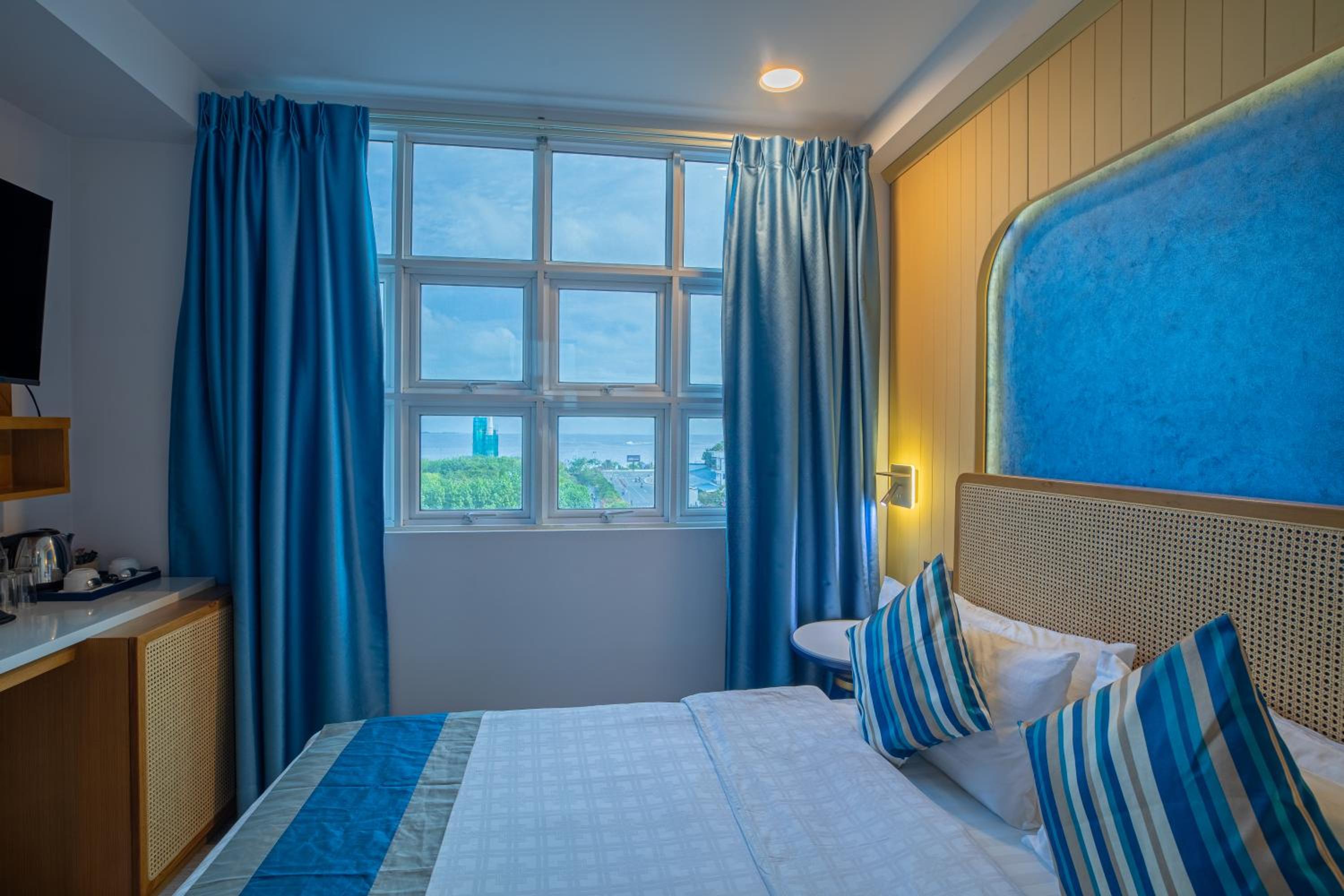 Deluxe Suite with Sea View - Photo 6