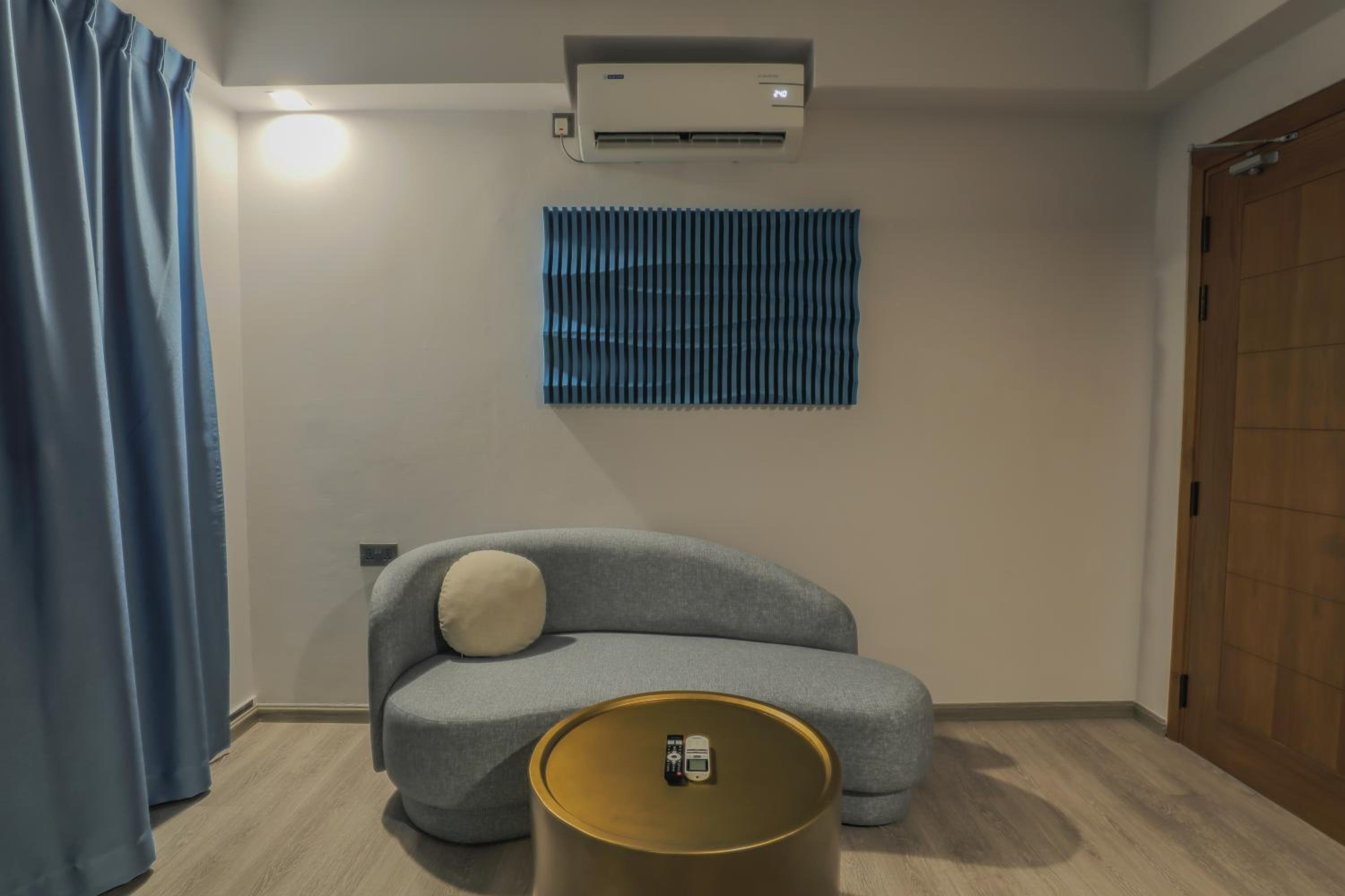Executive Suite - Photo 9