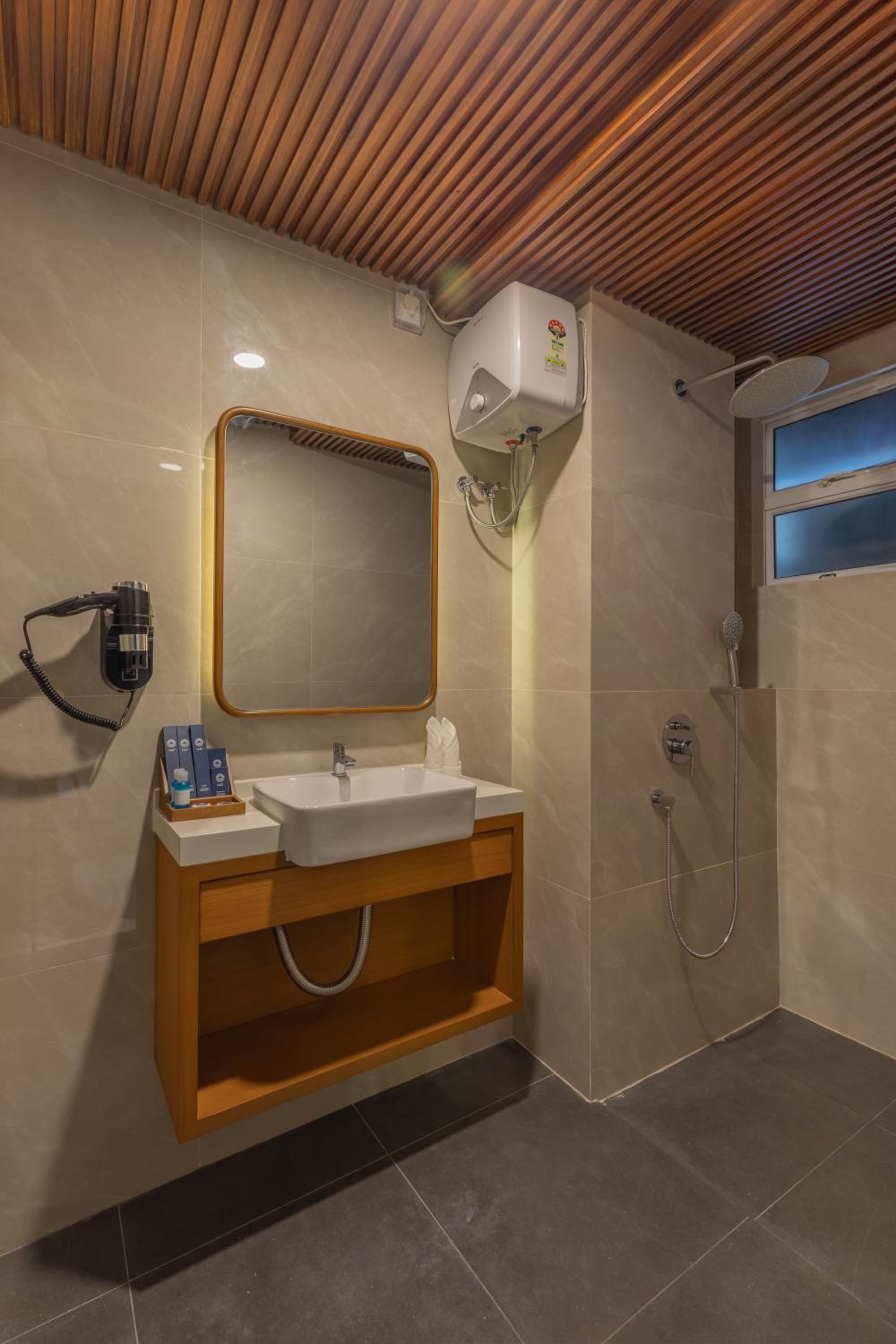 Superior Suite - Photo 9