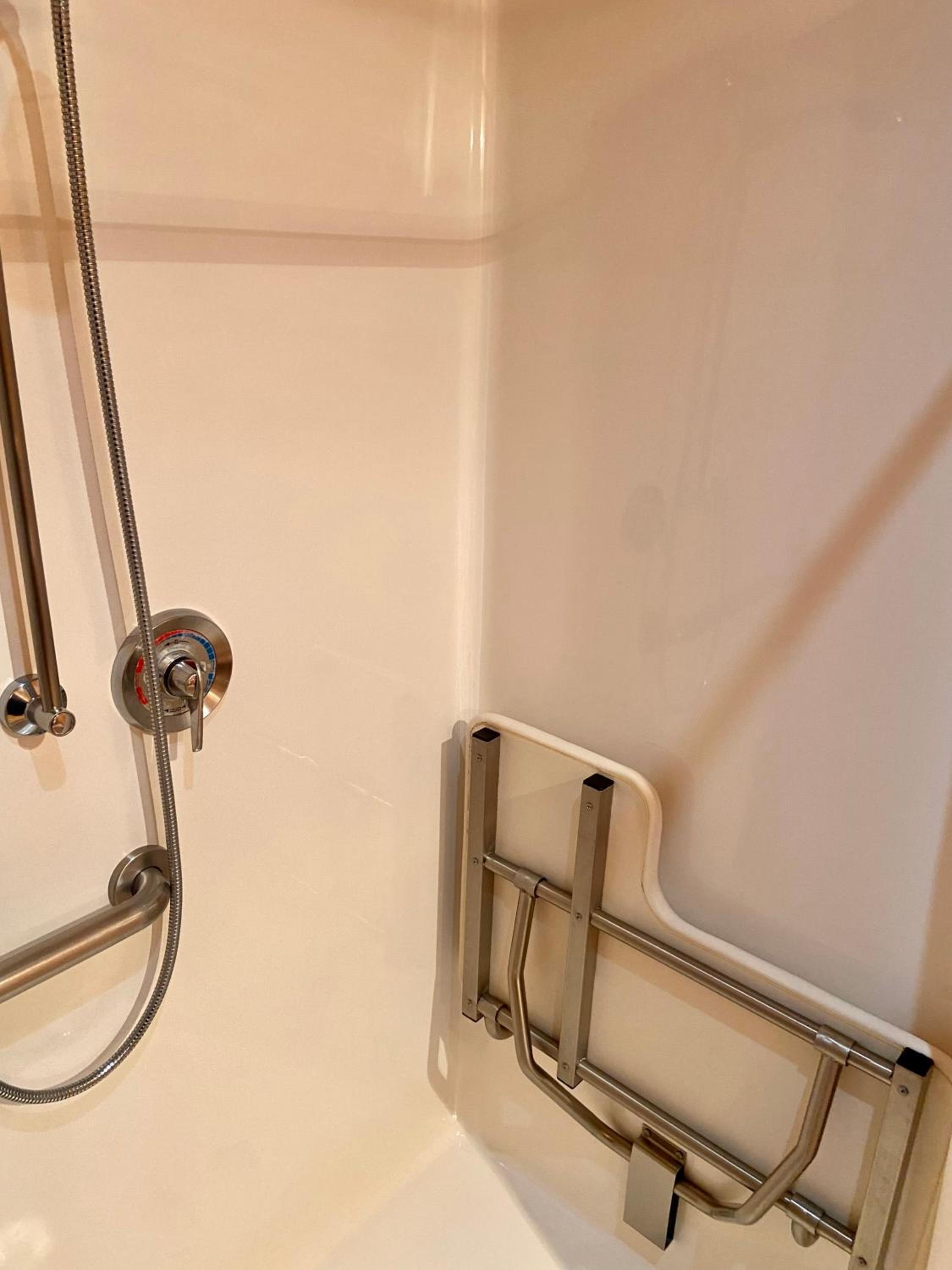 Cottage with Water View - Disability Access photo 3