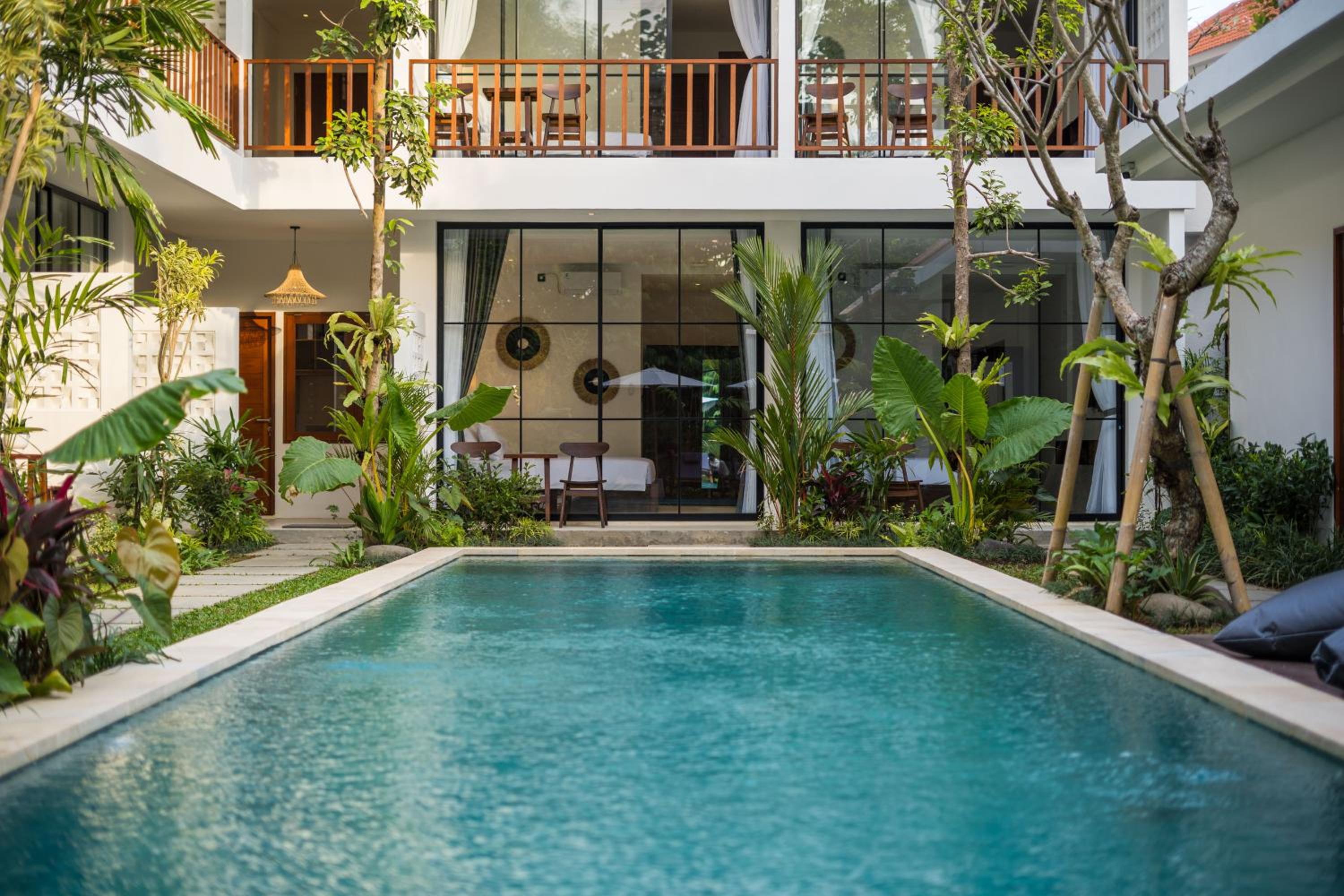 Deluxe Room with Pool View - Photo 5