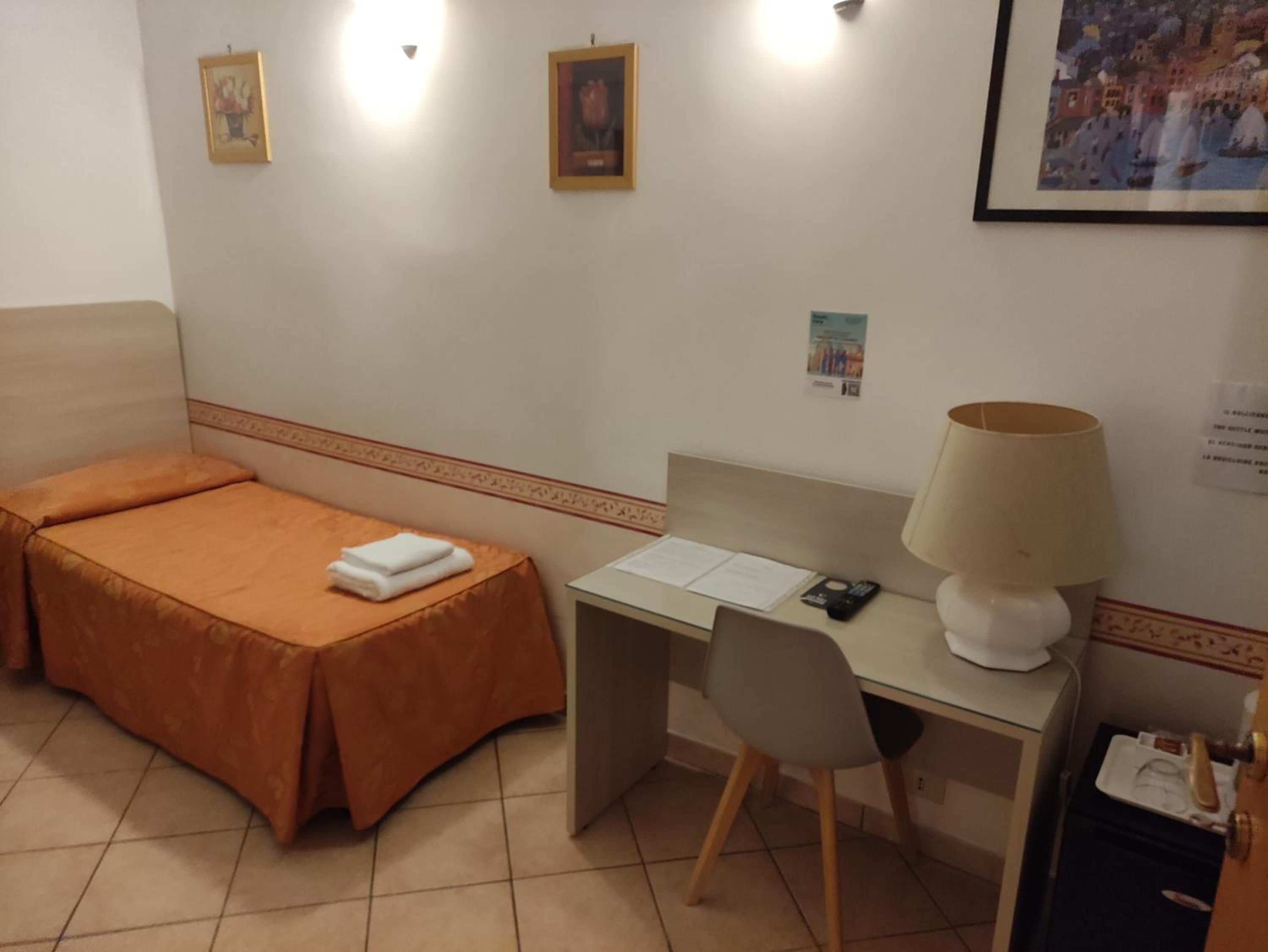 Single Room with Private Bathroom photo 2