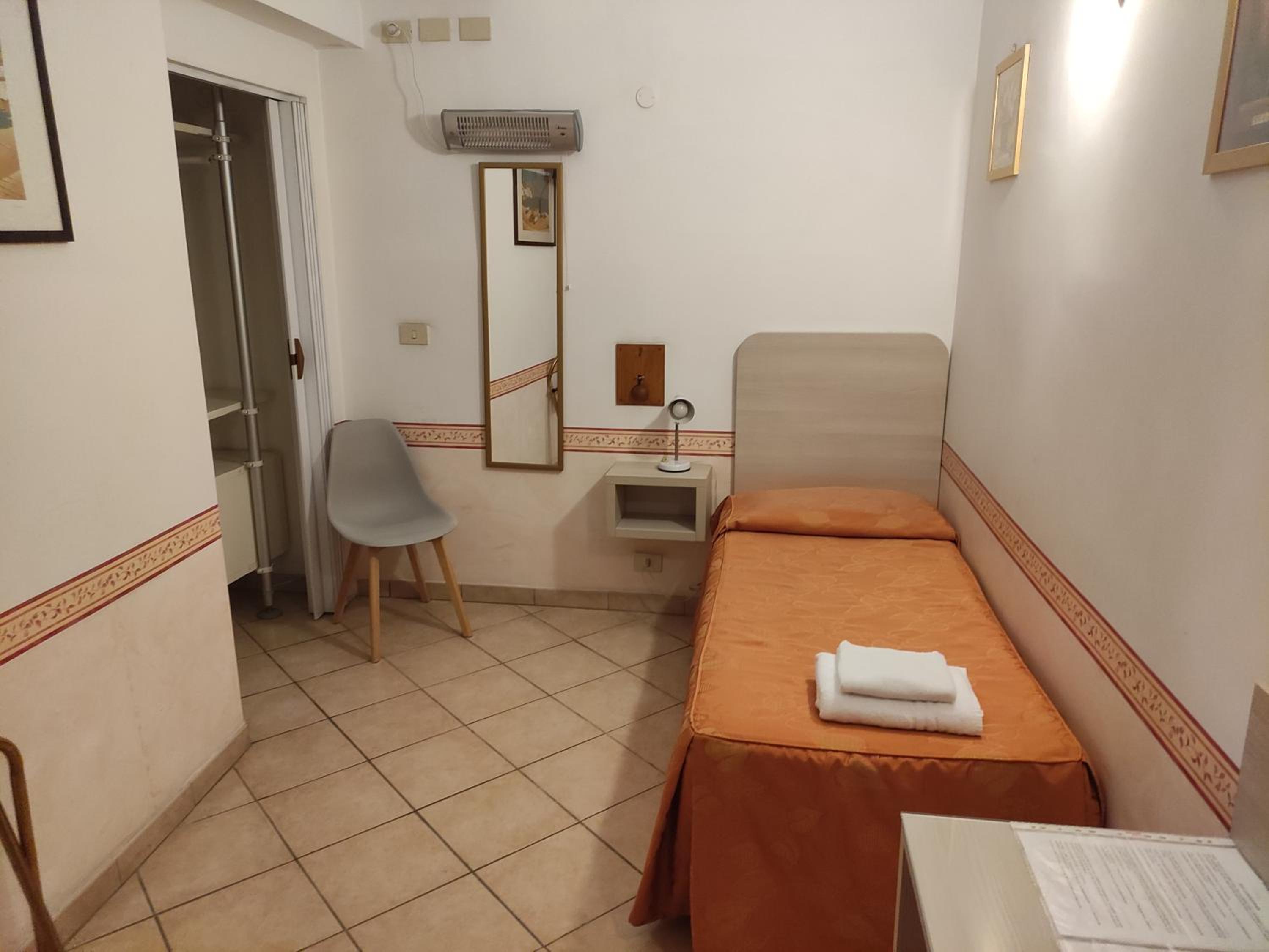Single Room with Private Bathroom photo 3
