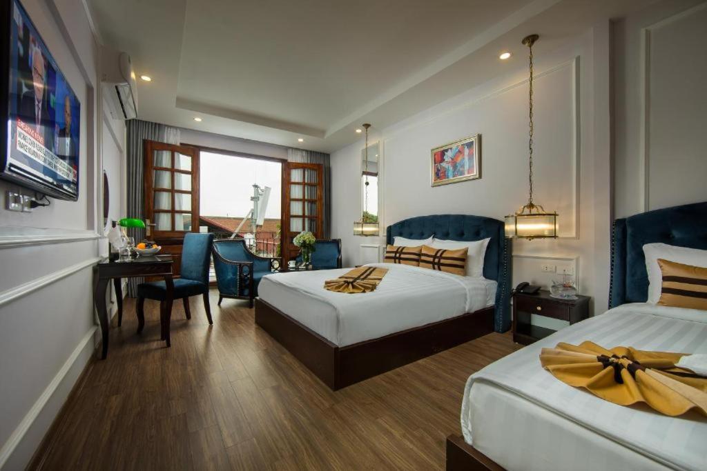 Family Suite with Balcony - Photo 1