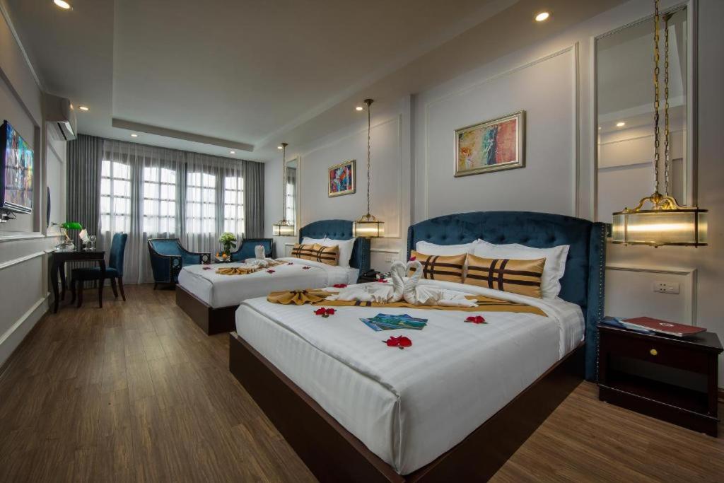 Family Suite with Balcony - Photo 2
