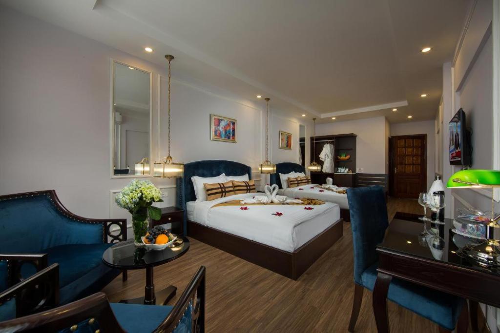 Family Suite with Balcony - Photo 3