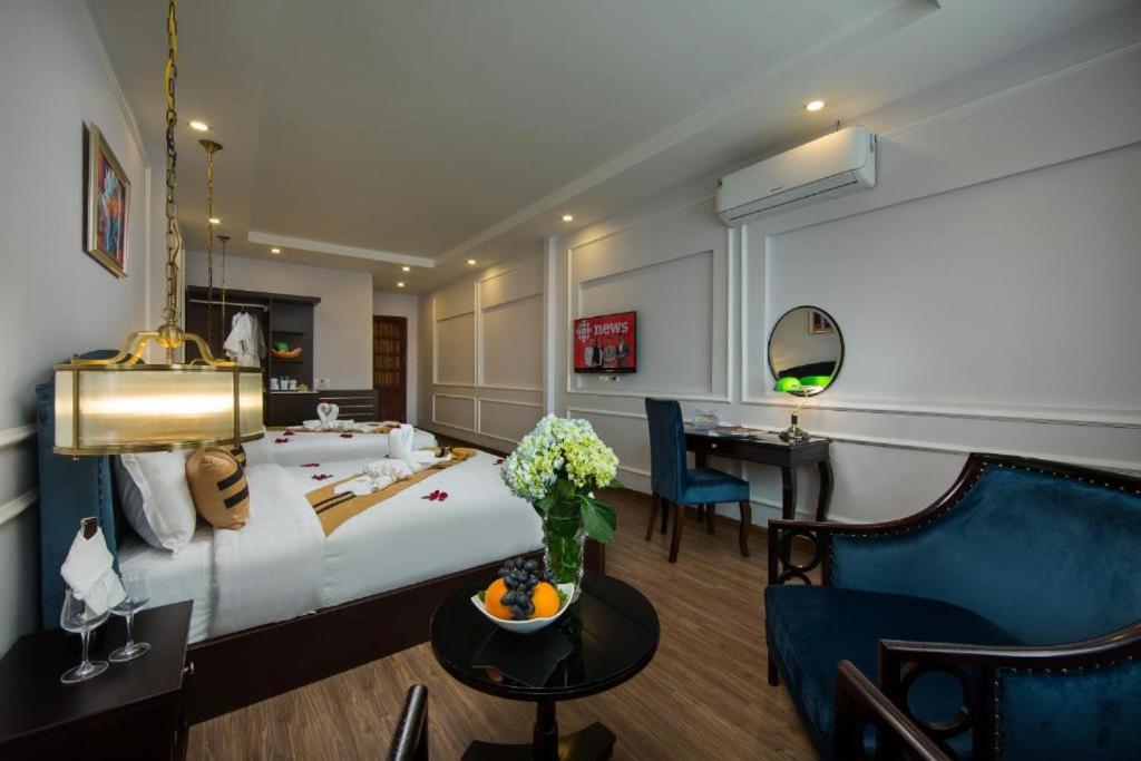 Family Suite with Balcony - Photo 4