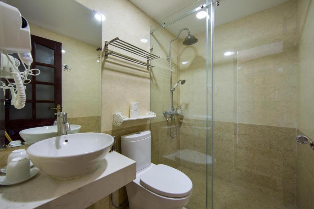 Family Suite with Balcony - Photo 6