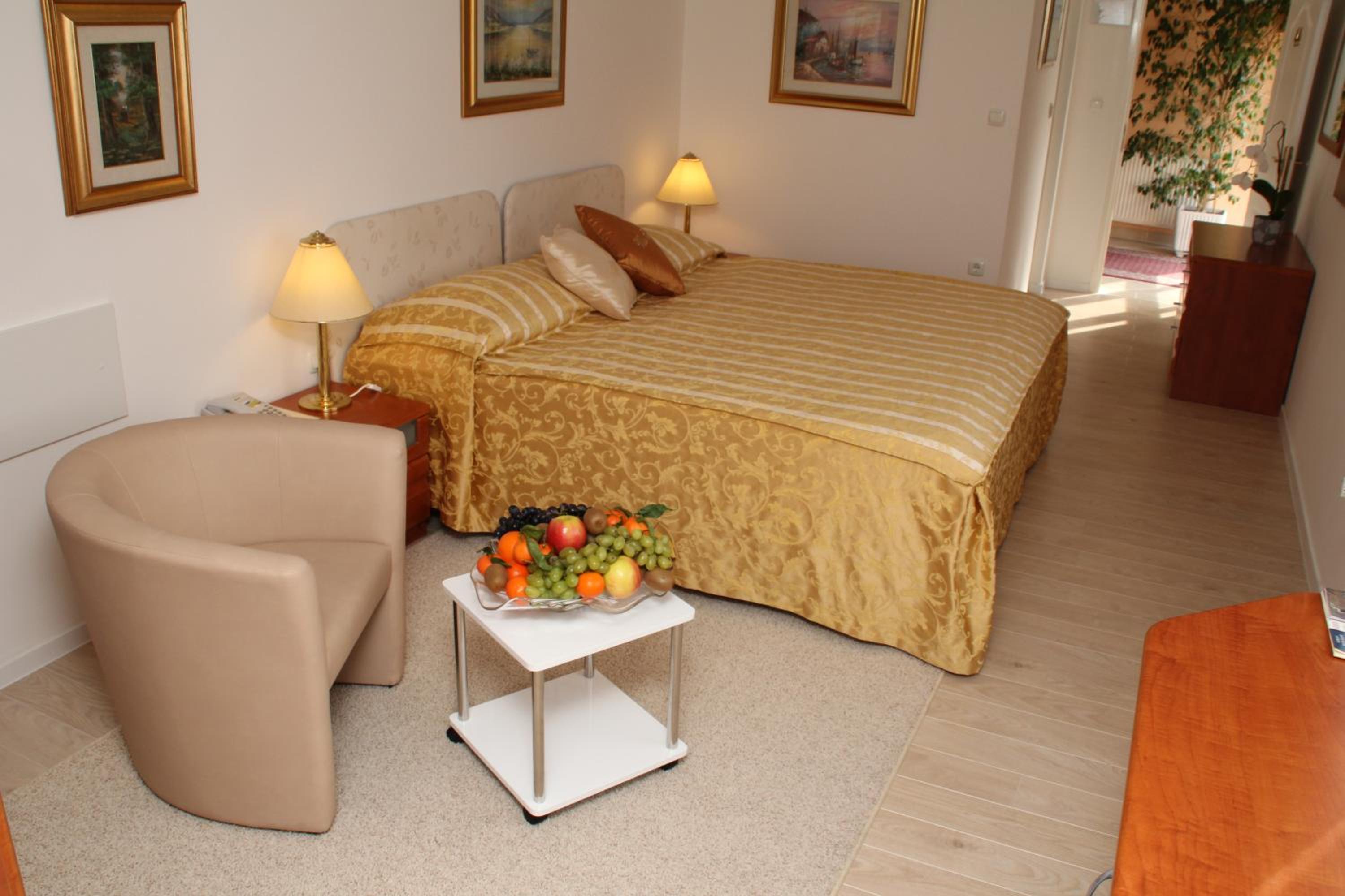 Deluxe Double Room - Photo 12