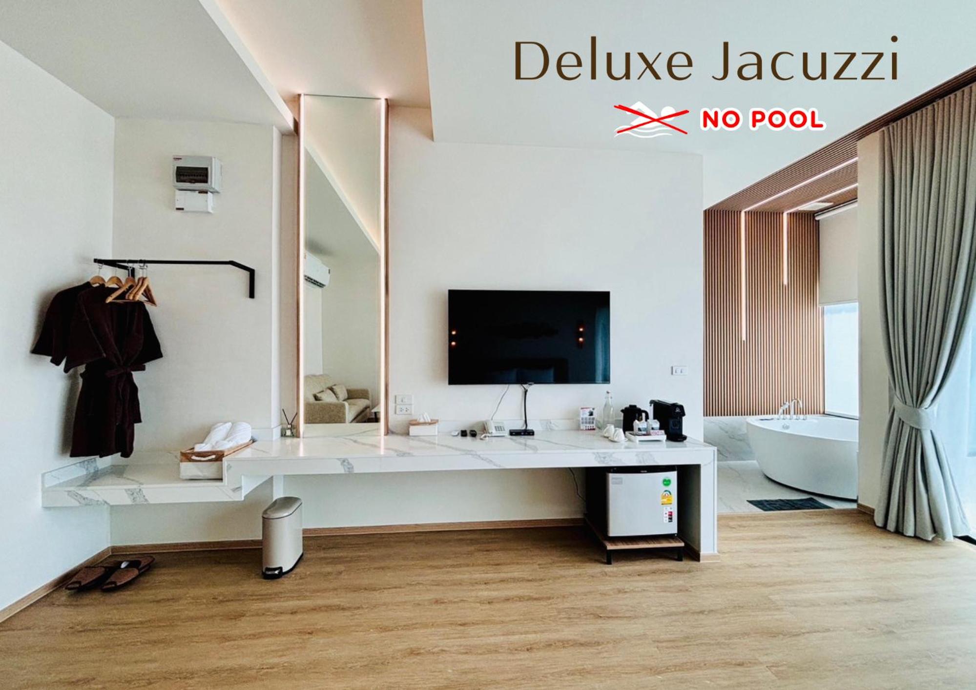 Deluxe Double Room with Bath - Photo 4