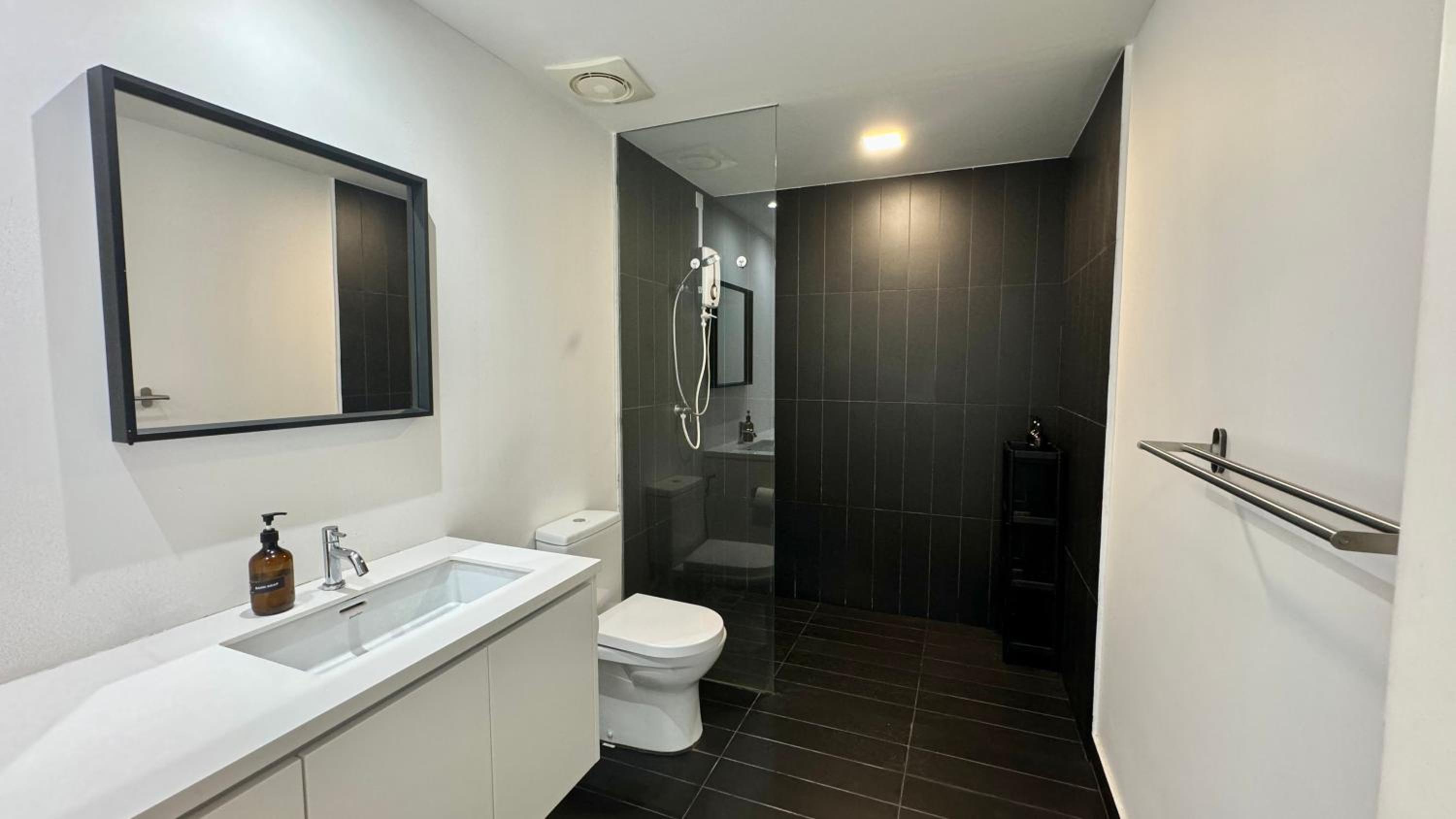 Two-Bedroom Deluxe Apartment - Photo 16