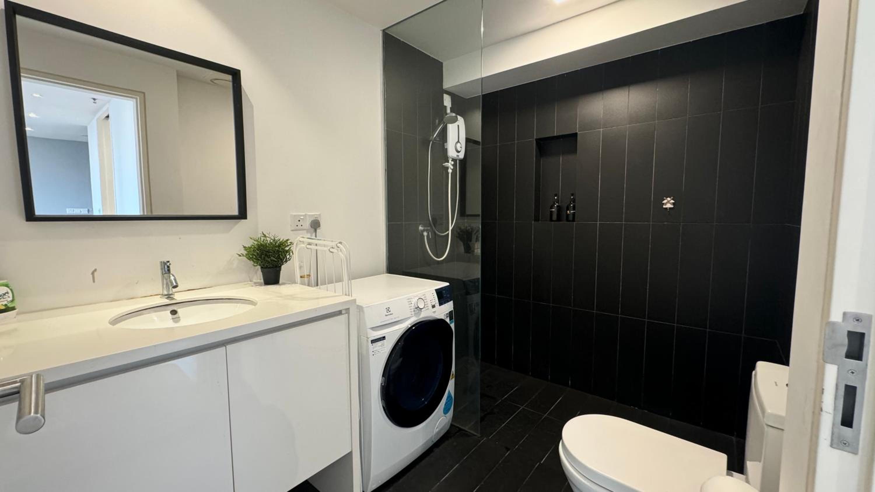 Two-Bedroom Deluxe Apartment - Photo 18