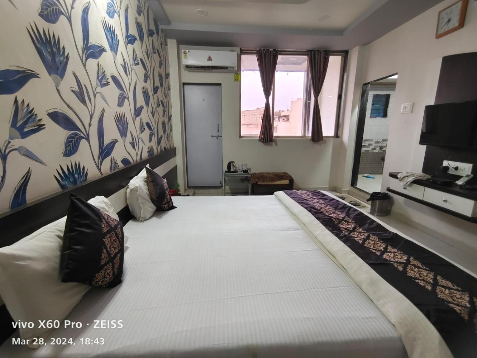 Deluxe Room - Photo 1