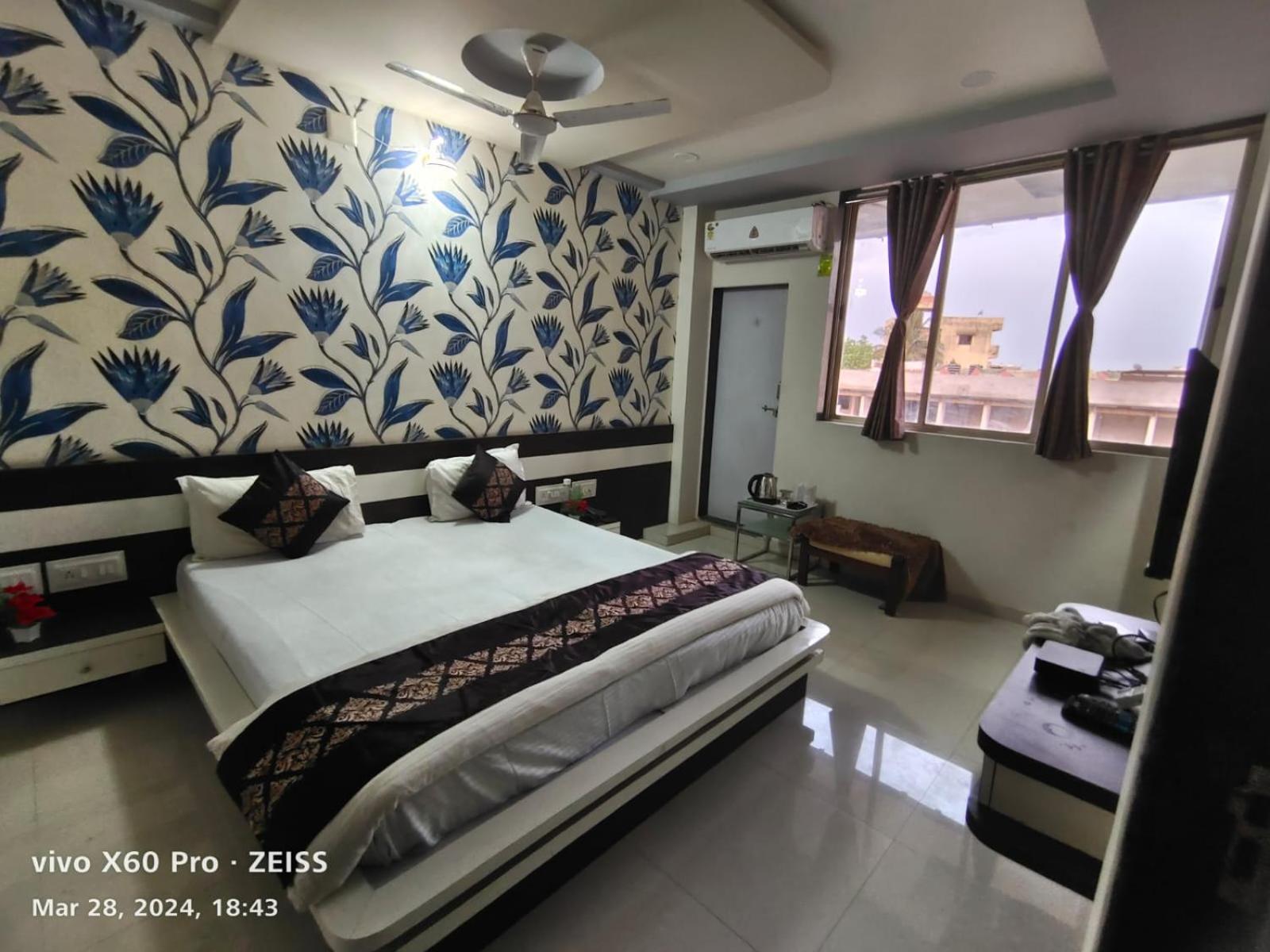 Deluxe Room - Photo 5