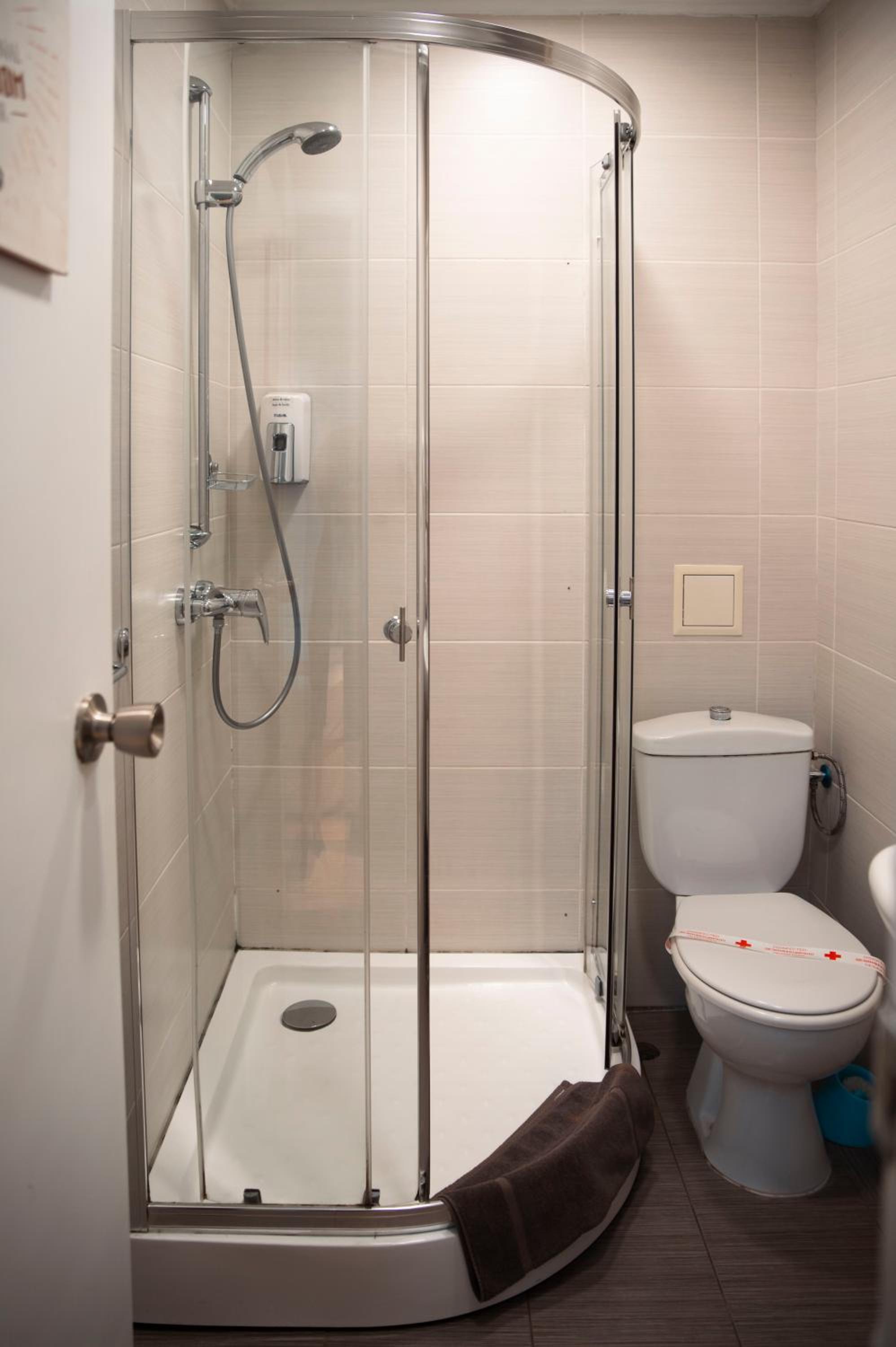 Twin Room - Photo 9