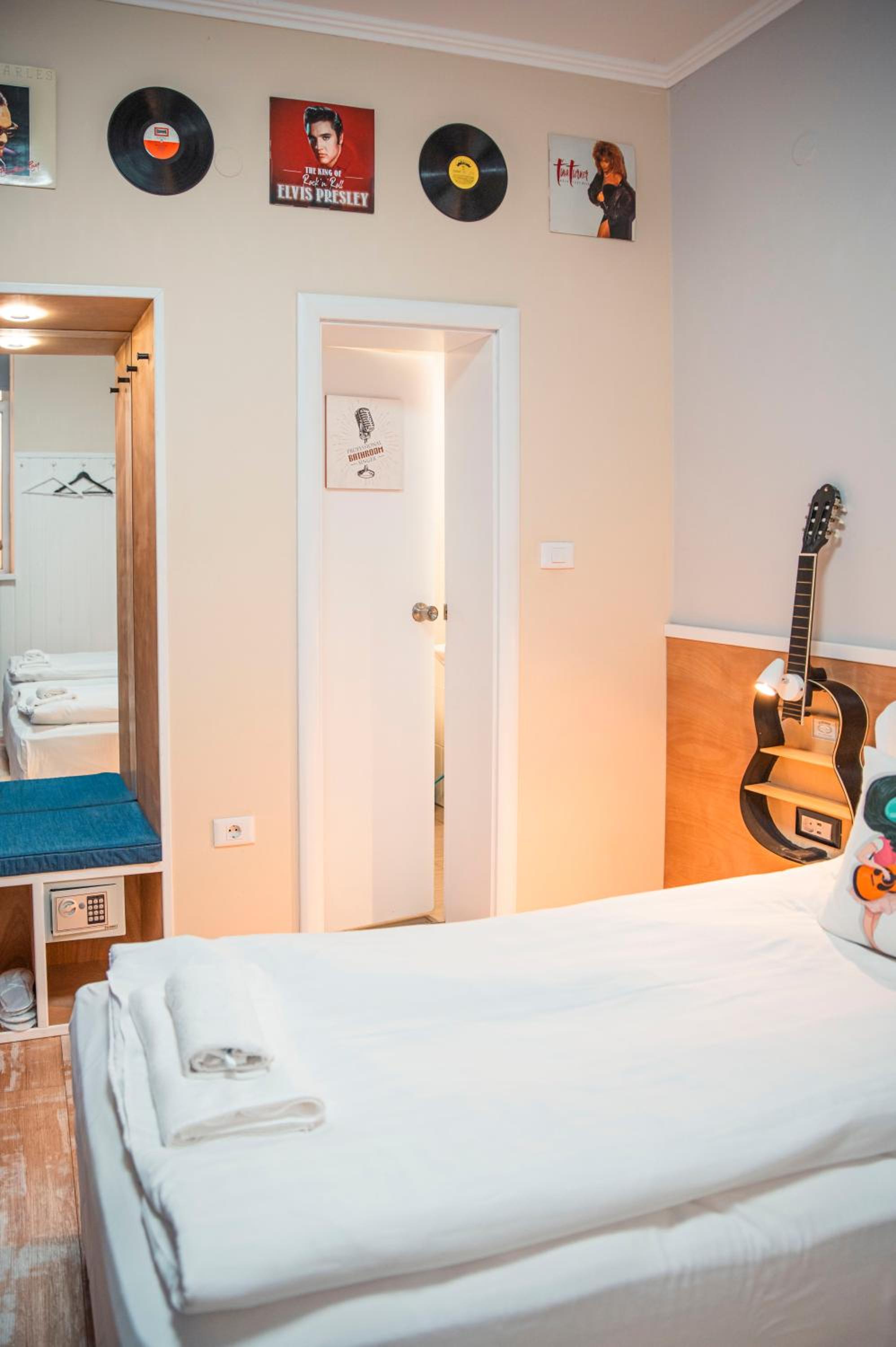 Twin Room - Photo 10