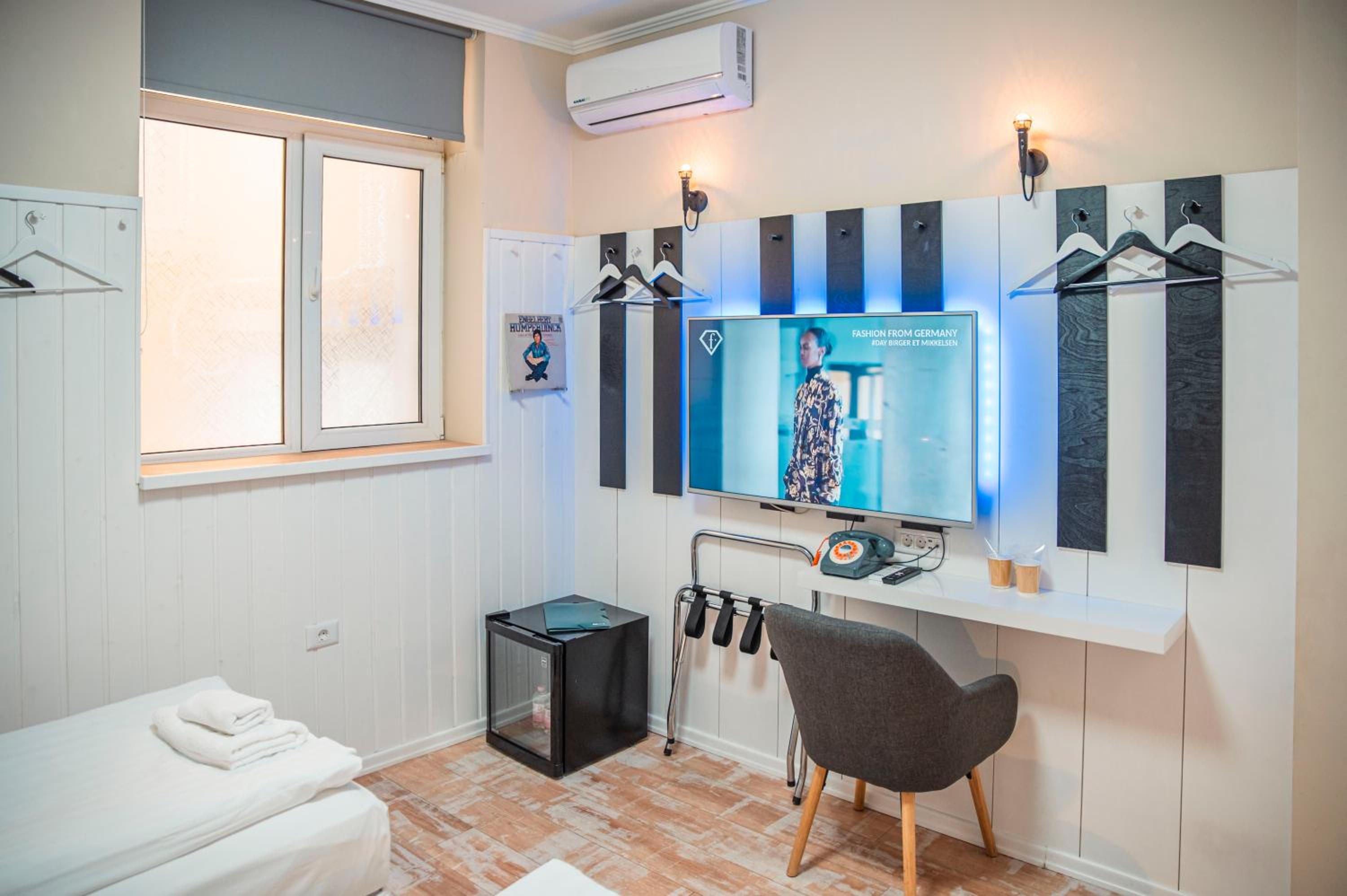 Twin Room - Photo 12