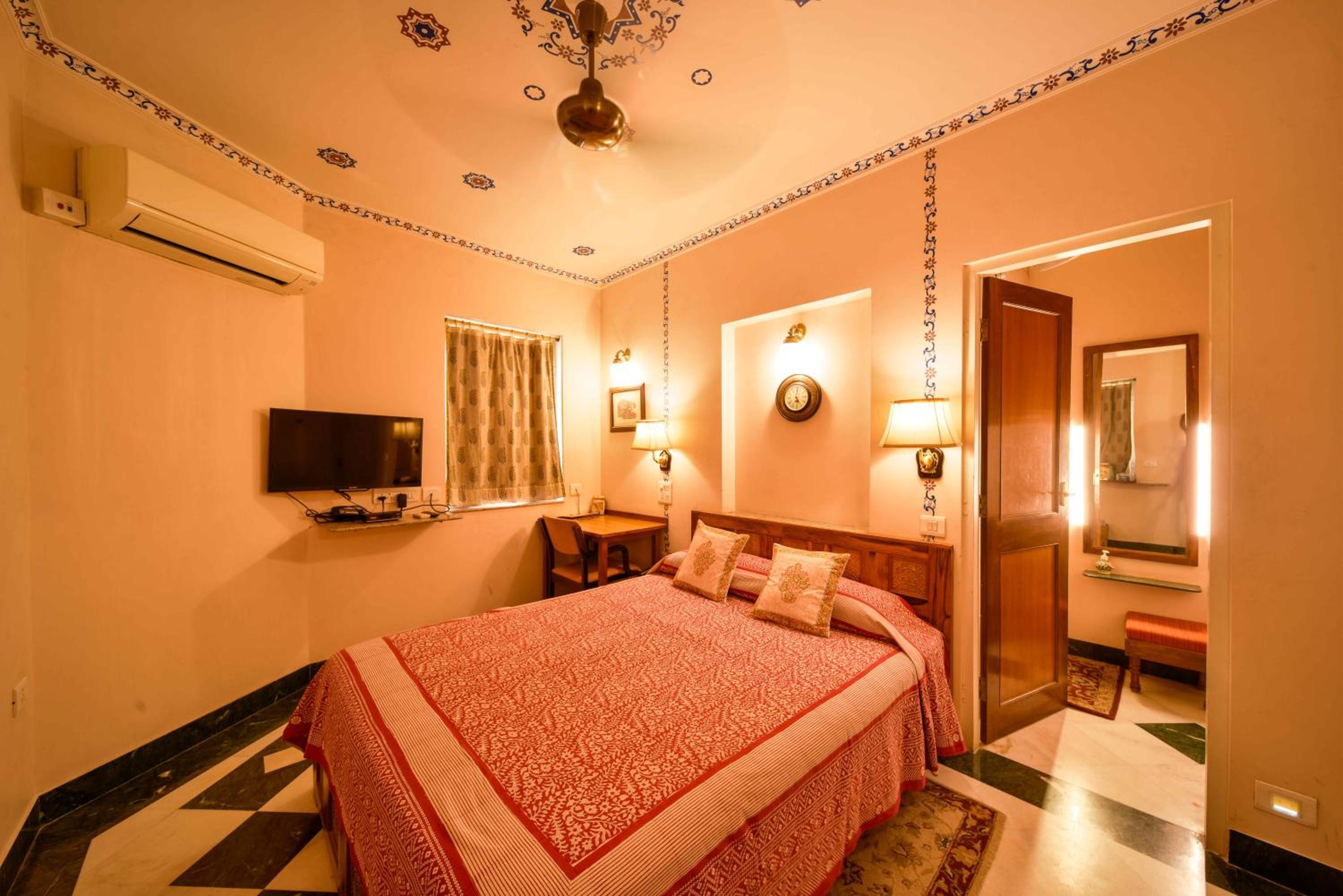 Value Room - Photo 4