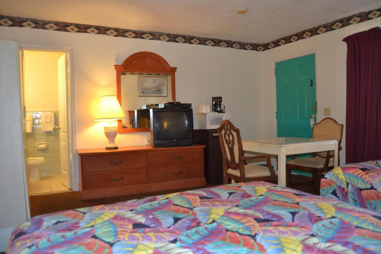 Double Room With Two Double Beds - Smoking photo 1