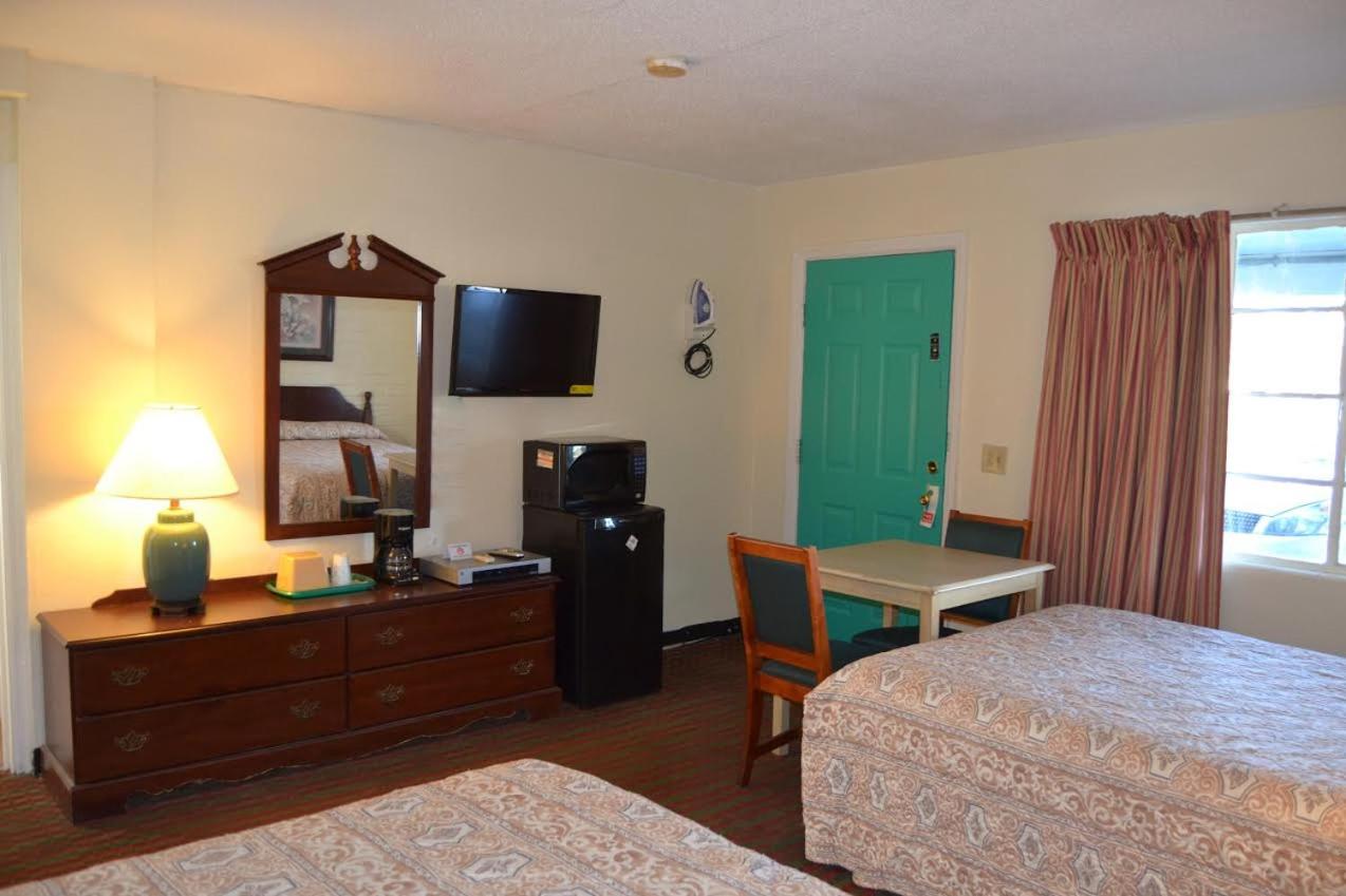 Double Room With Two Double Beds - Smoking photo 2