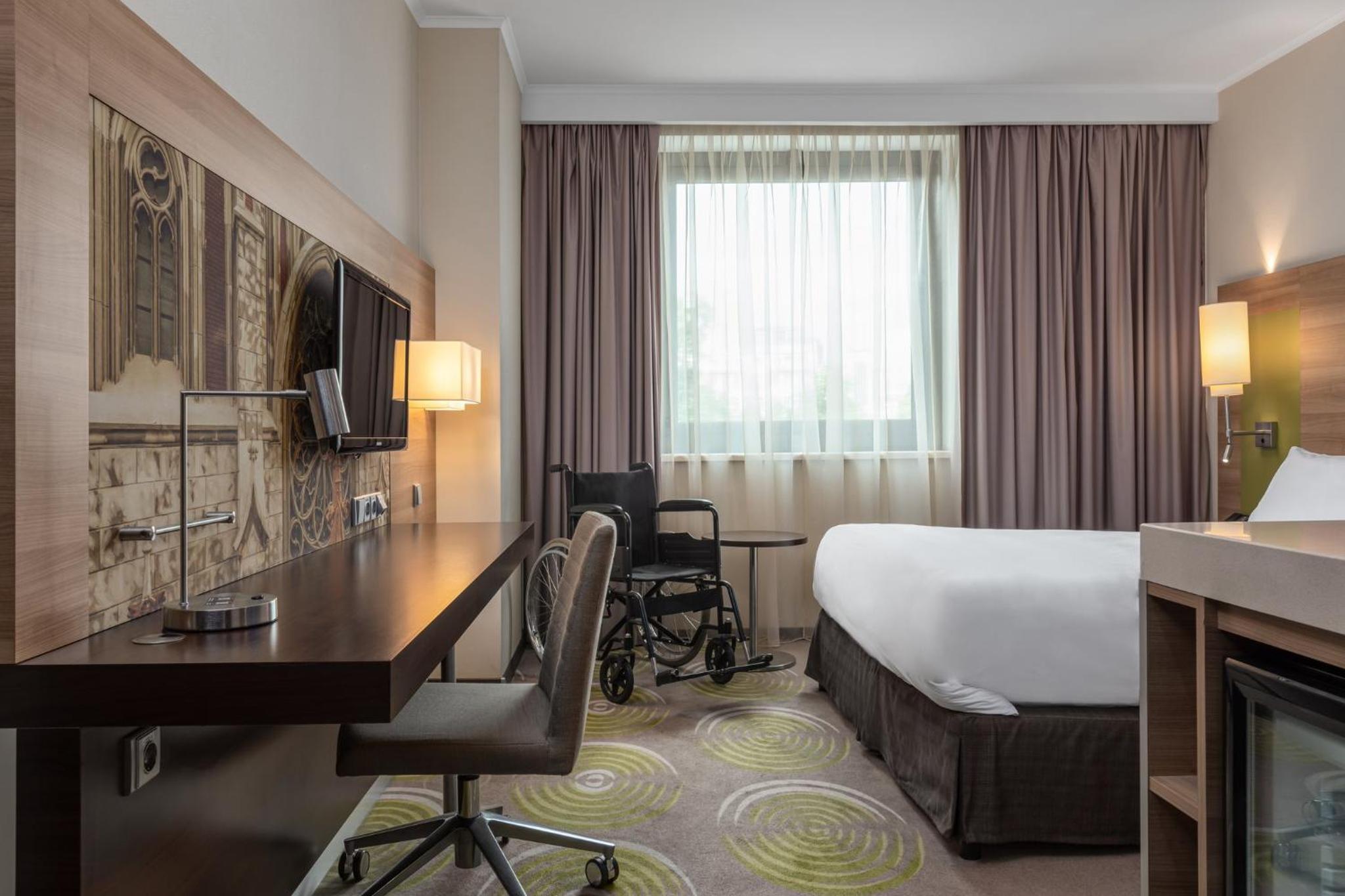 Standard Queen Room With City View - Disability Access