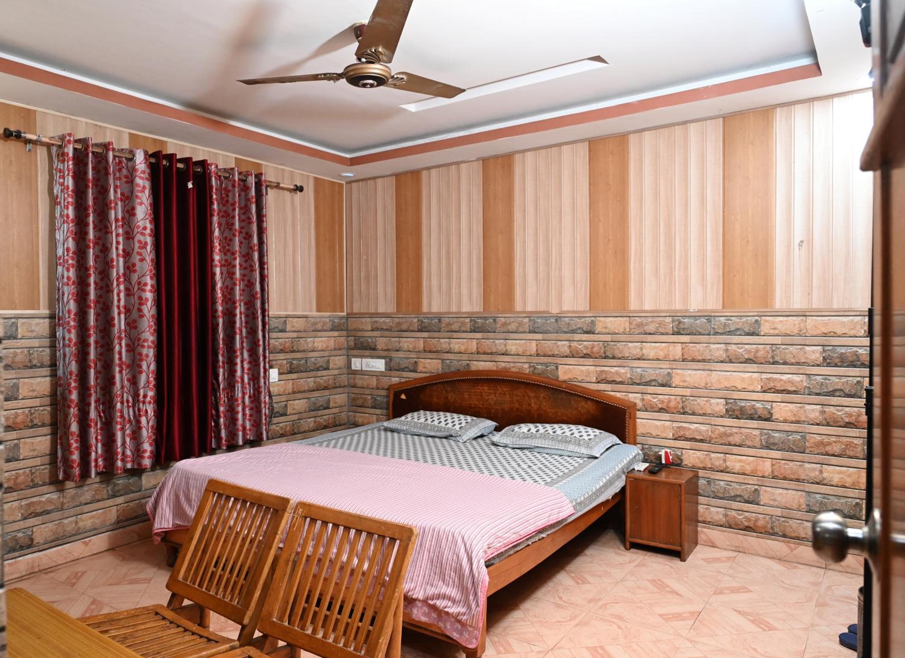 Double Room with Private Bathroom - Photo 14