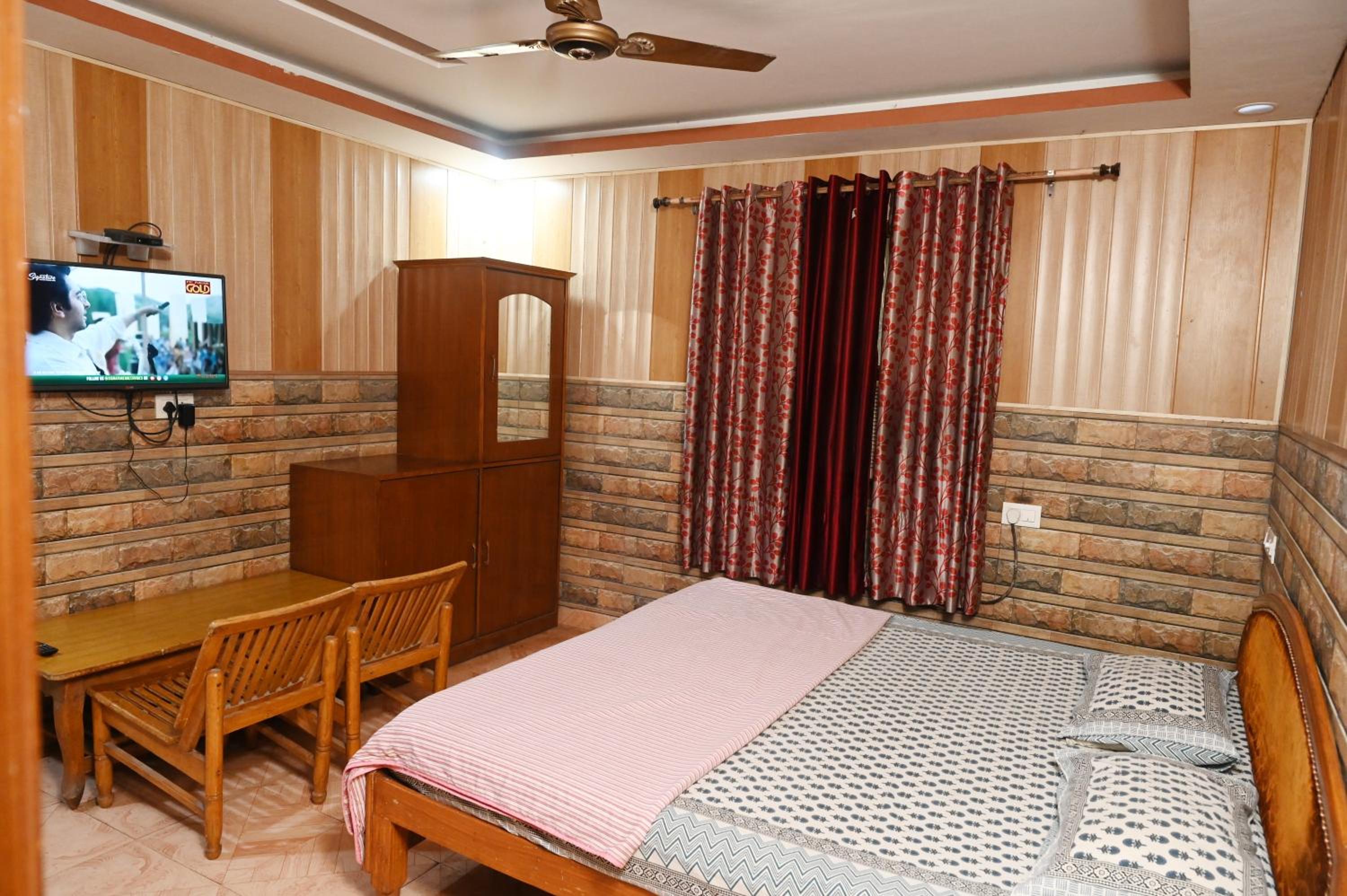 Double Room with Private Bathroom - Photo 12