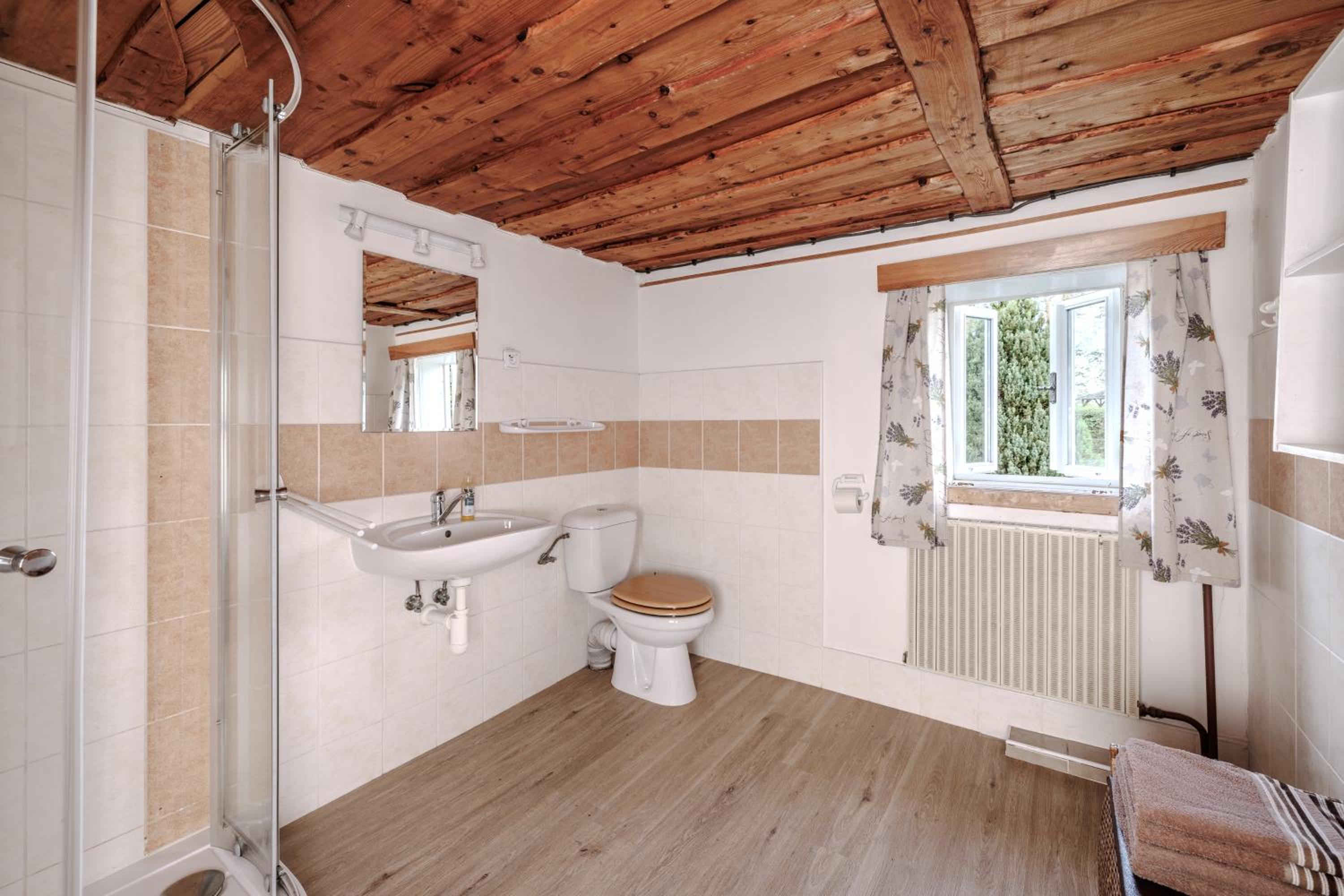 Quadruple Room with Private Bathroom photo 3