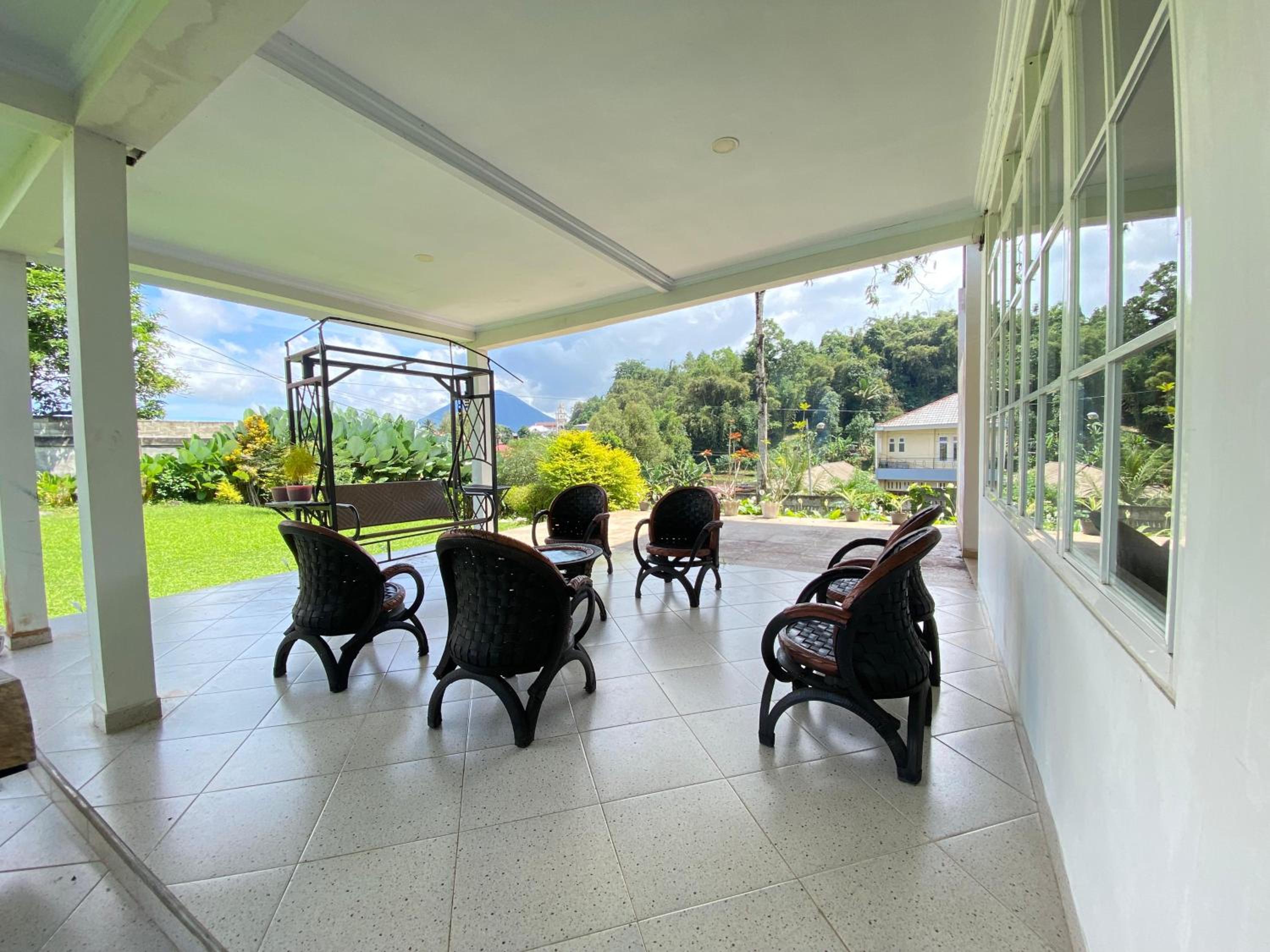 Family Room with Mountain View photo 3
