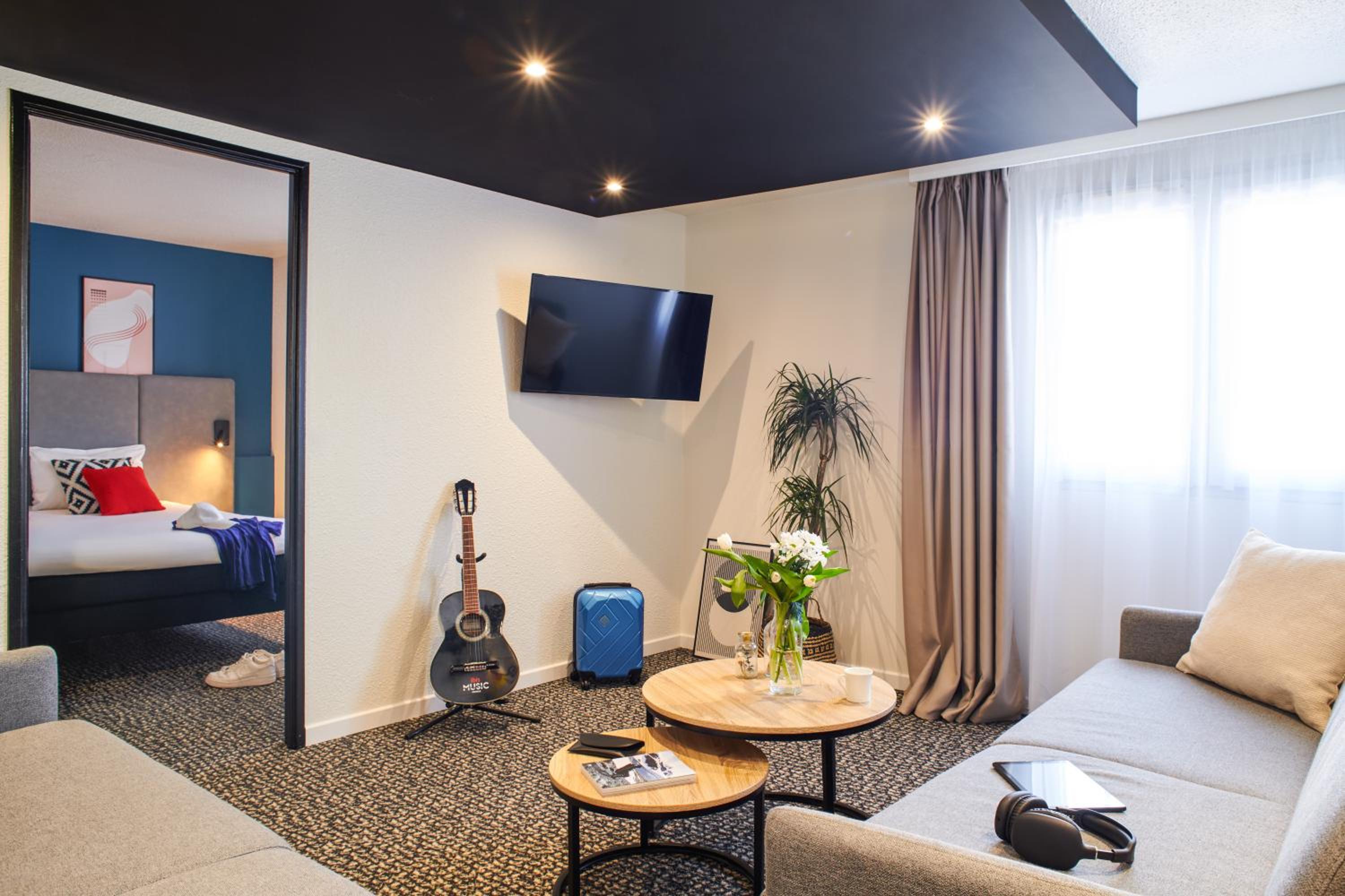 Junior Suite with One Queen Bed and Two Sofabeds - Photo 5