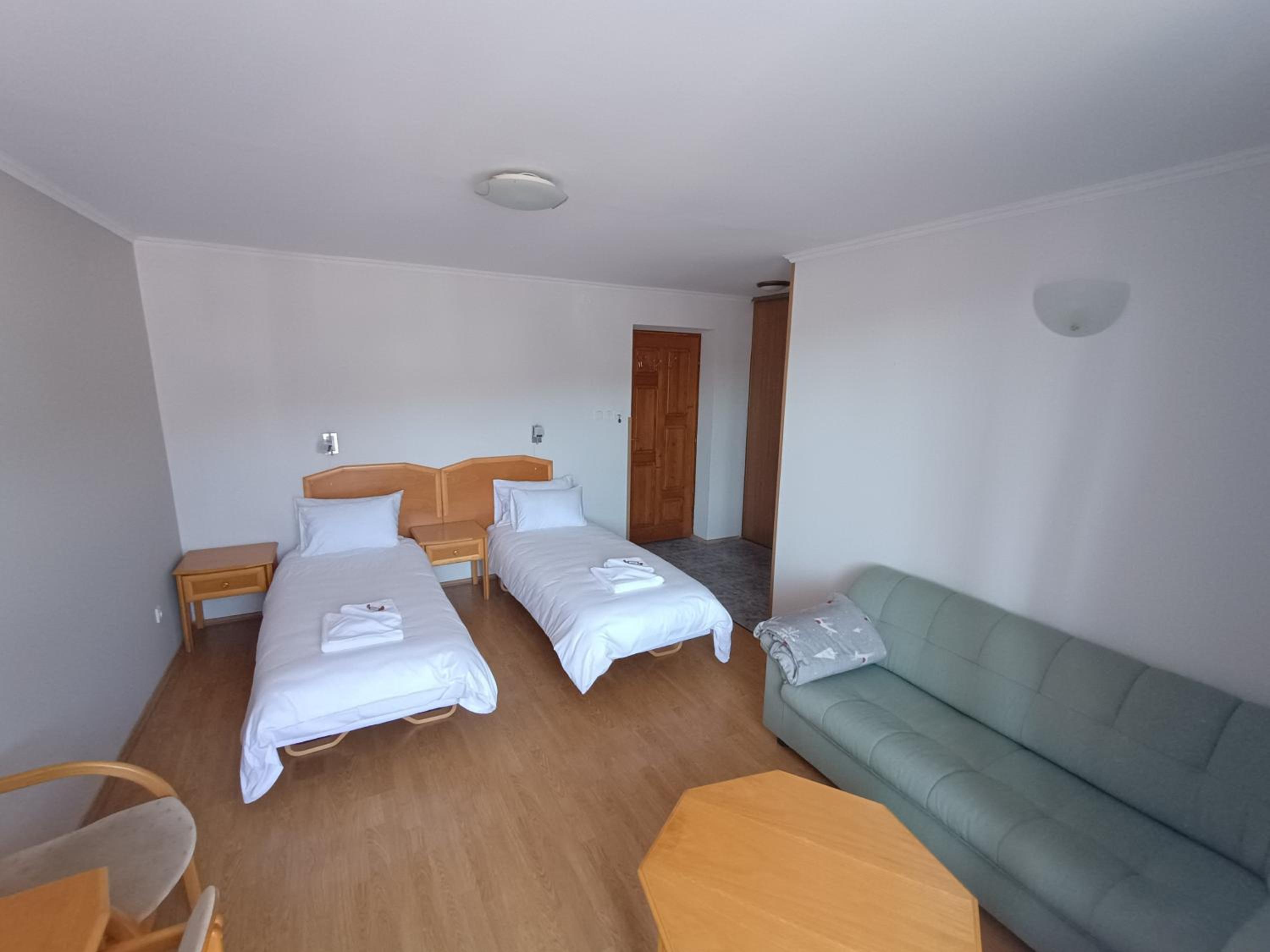 Economy Triple Room photo 3
