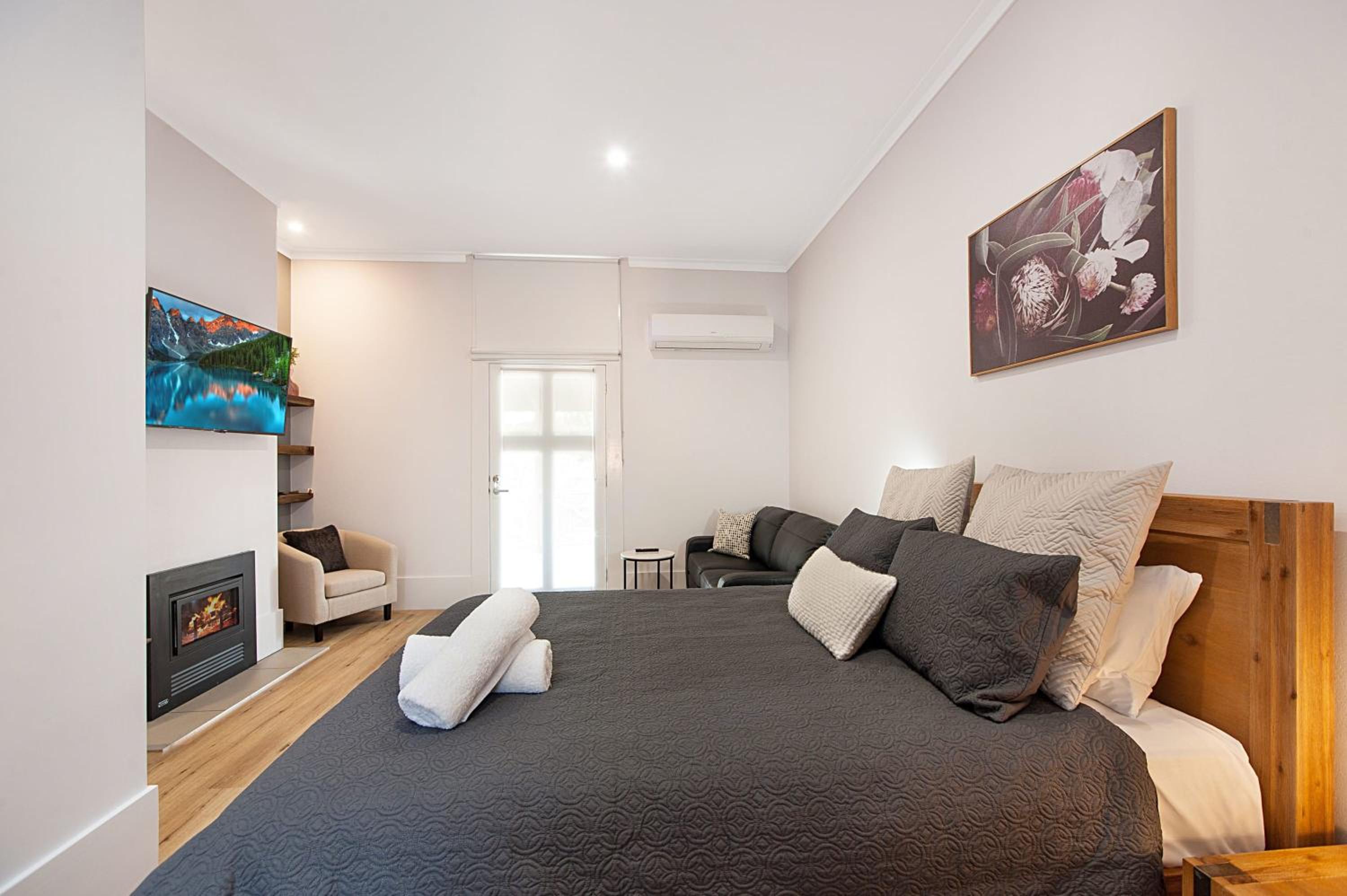 One-Bedroom Apartment photo 3