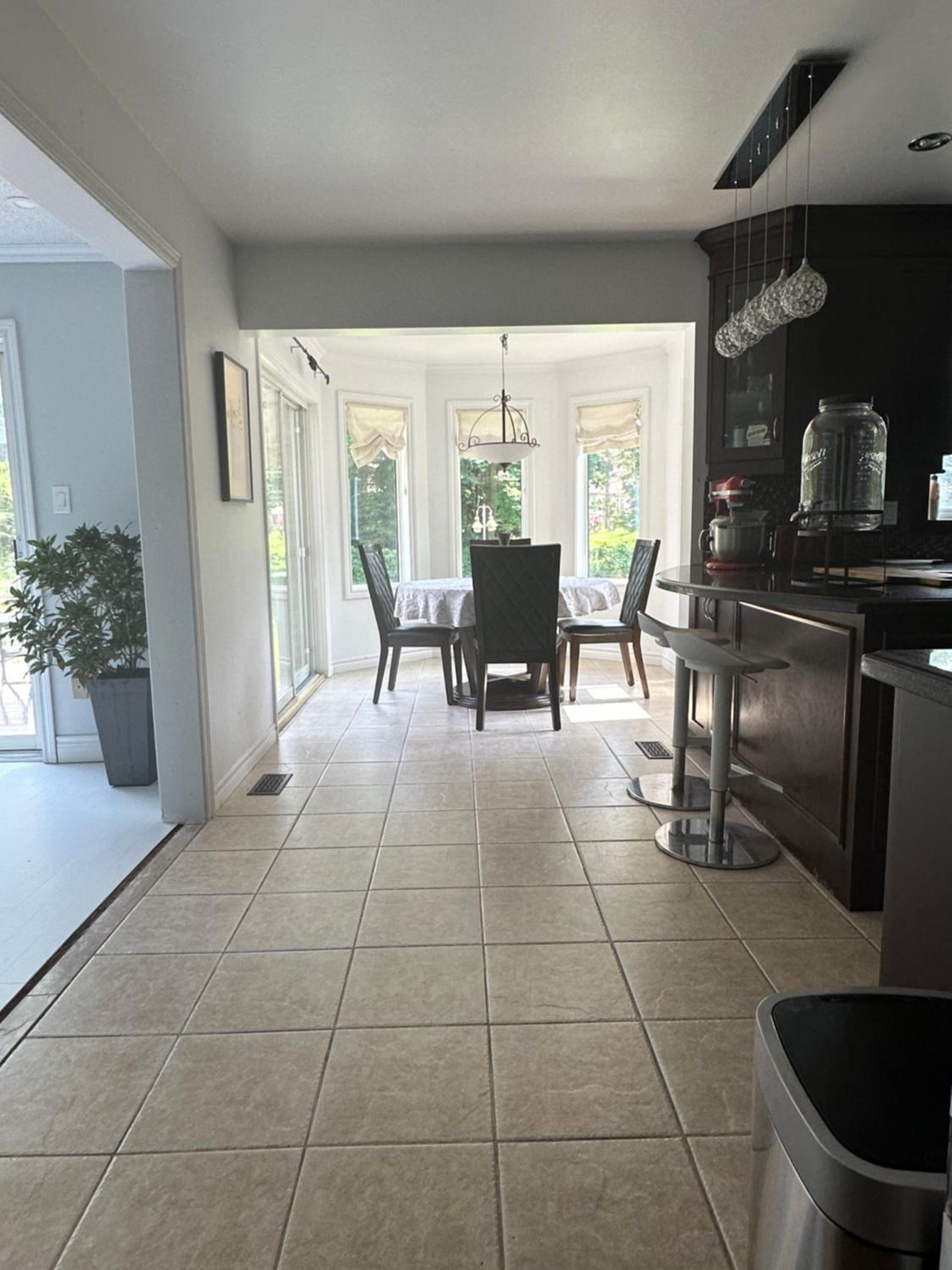 Five-Bedroom House photo 2