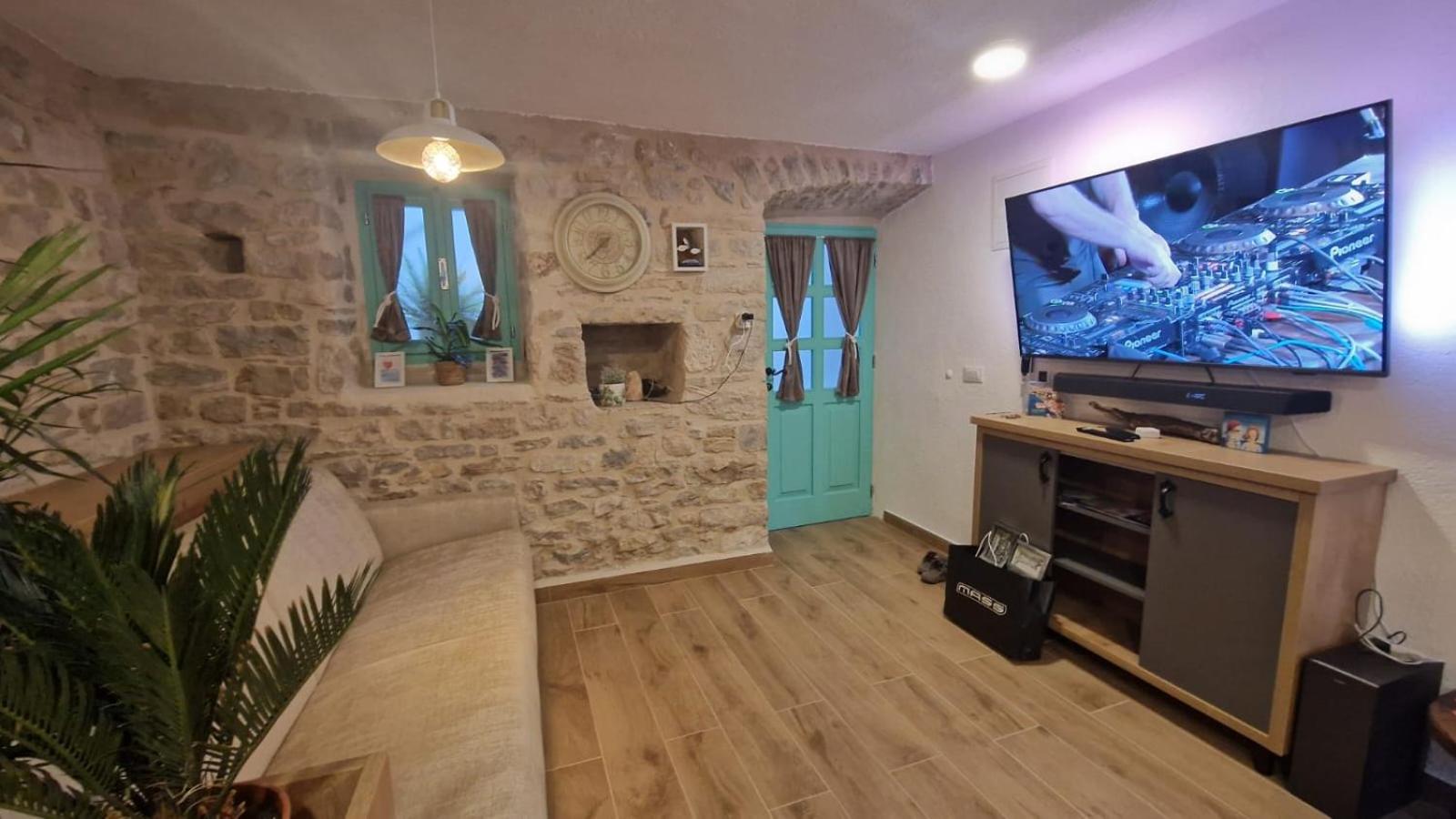 Deluxe Studio