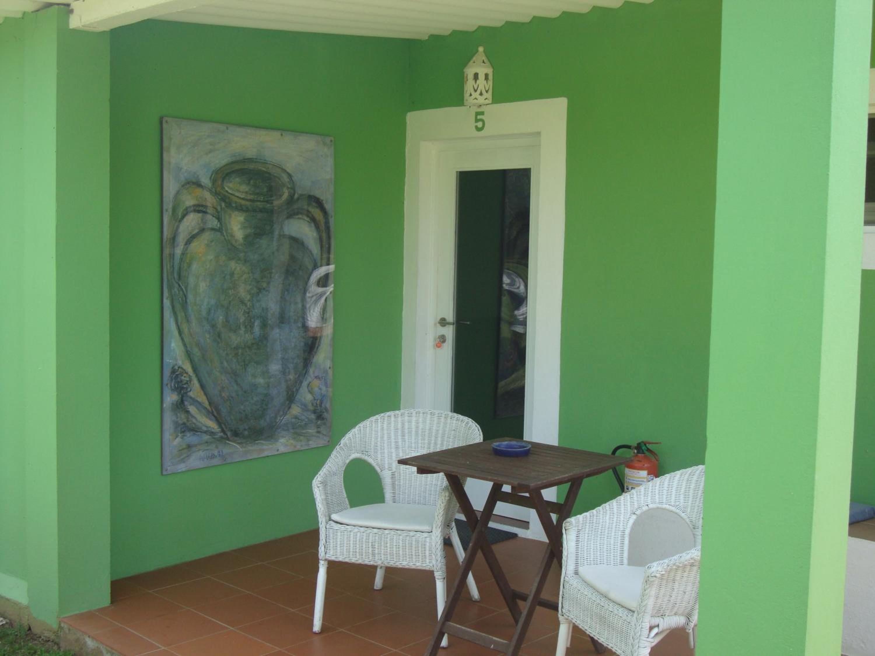 Family Room with Garden View - Photo 4