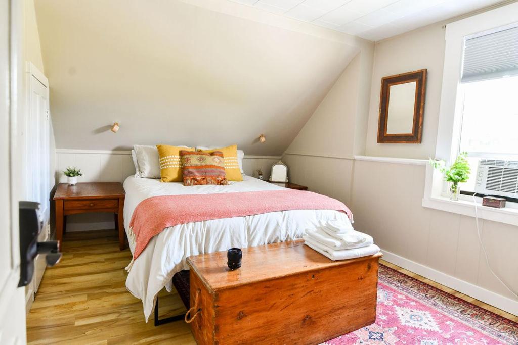 Queen Room with Shared Bathroom photo 2