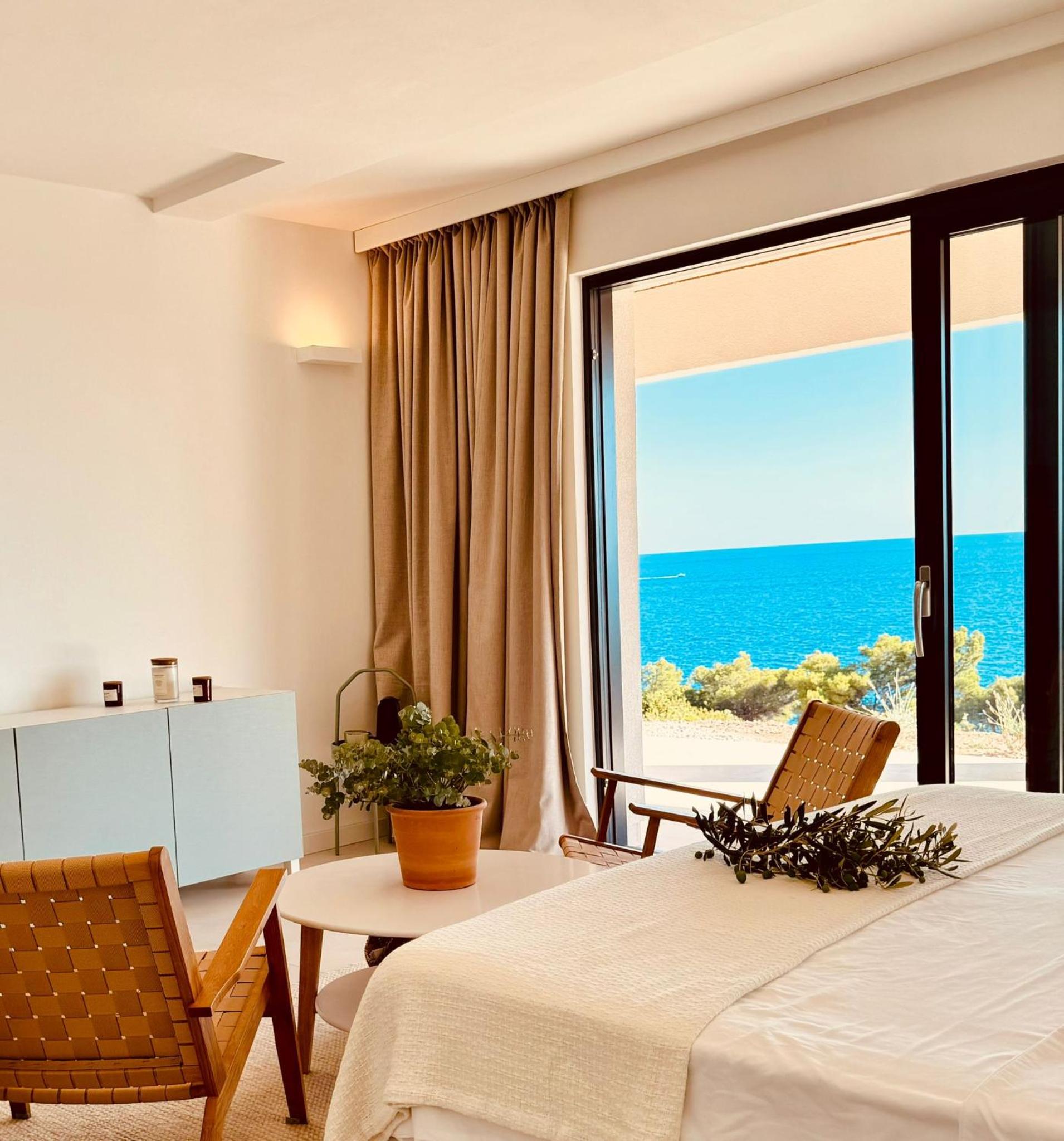Deluxe Double Room (2 Adults + 1 Child)